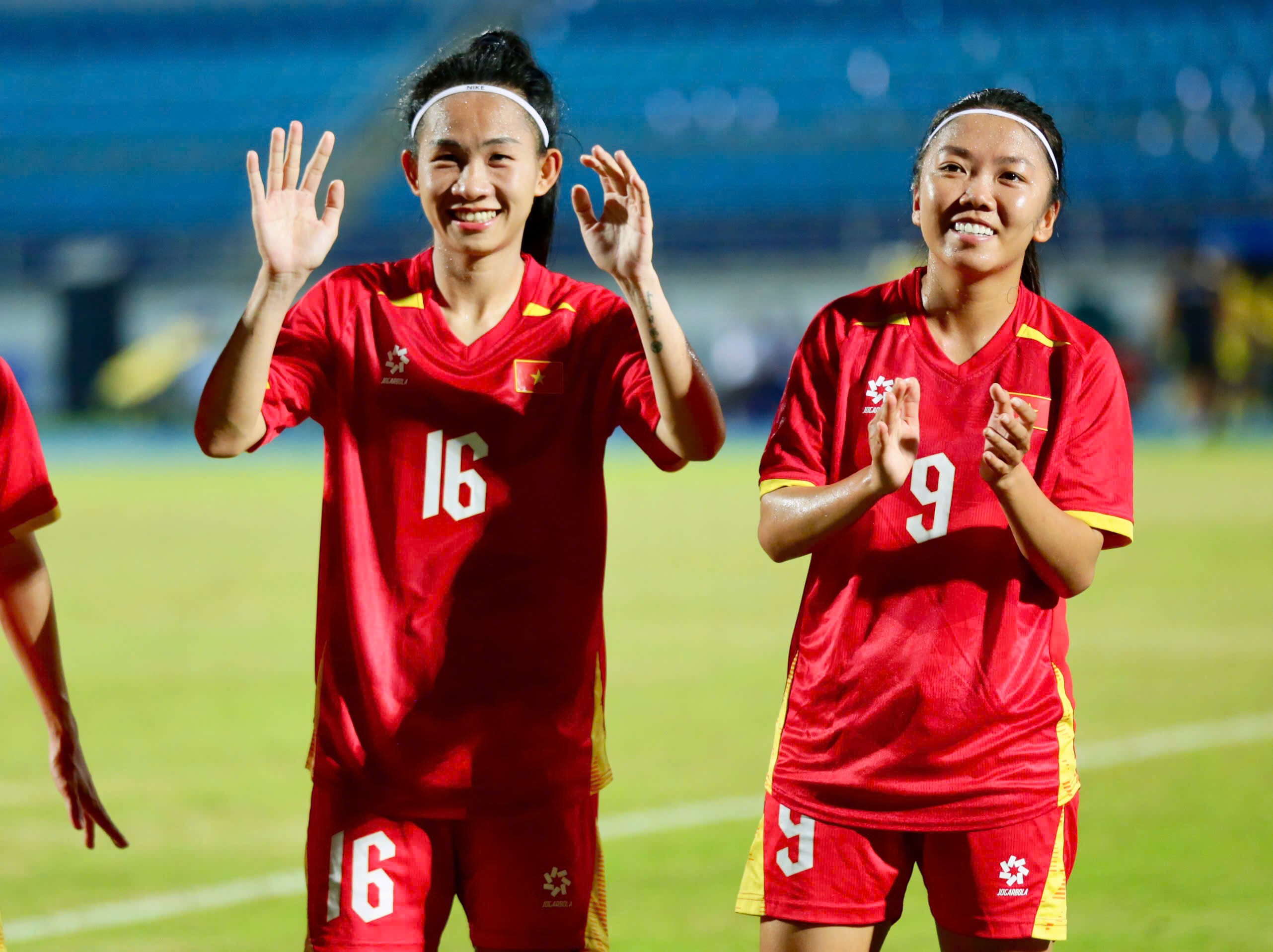 HLV Mai Đức Chung tiết lộ bí quyết thắng đậm 7-0, xúc động vì CĐV Việt Nam tại Thái Lan - 1