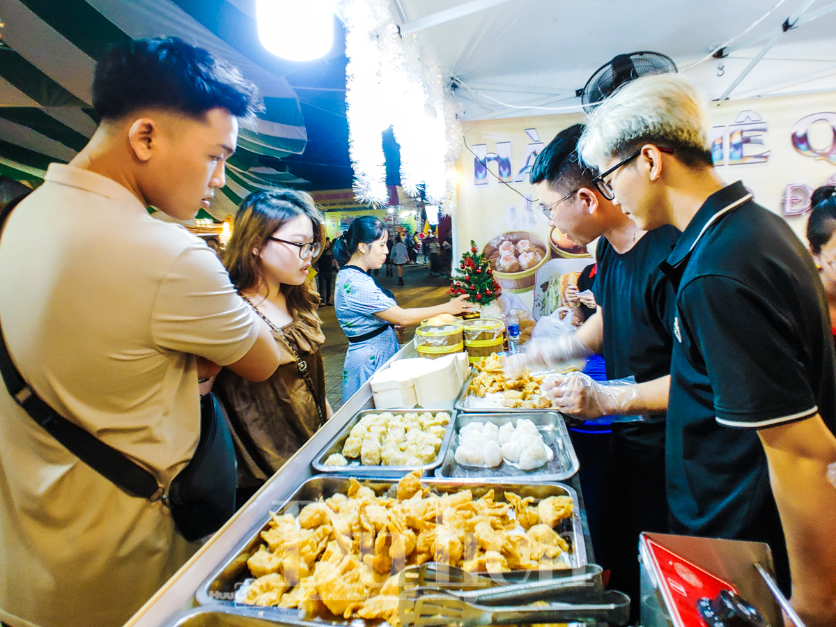 Chợ Lớn bùng nổ ‘Hương sắc ngũ vị’ cùng trải nghiệm ẩm thực Việt - Hoa mùa lễ hội - 11