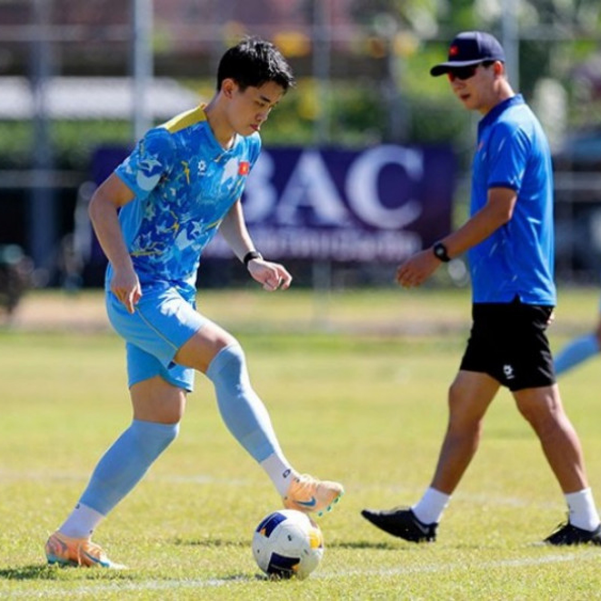  - Thầy Kim cho U22 Việt Nam ra tập giữa trưa nắng, "lộ bài" đấu U22 Malaysia?