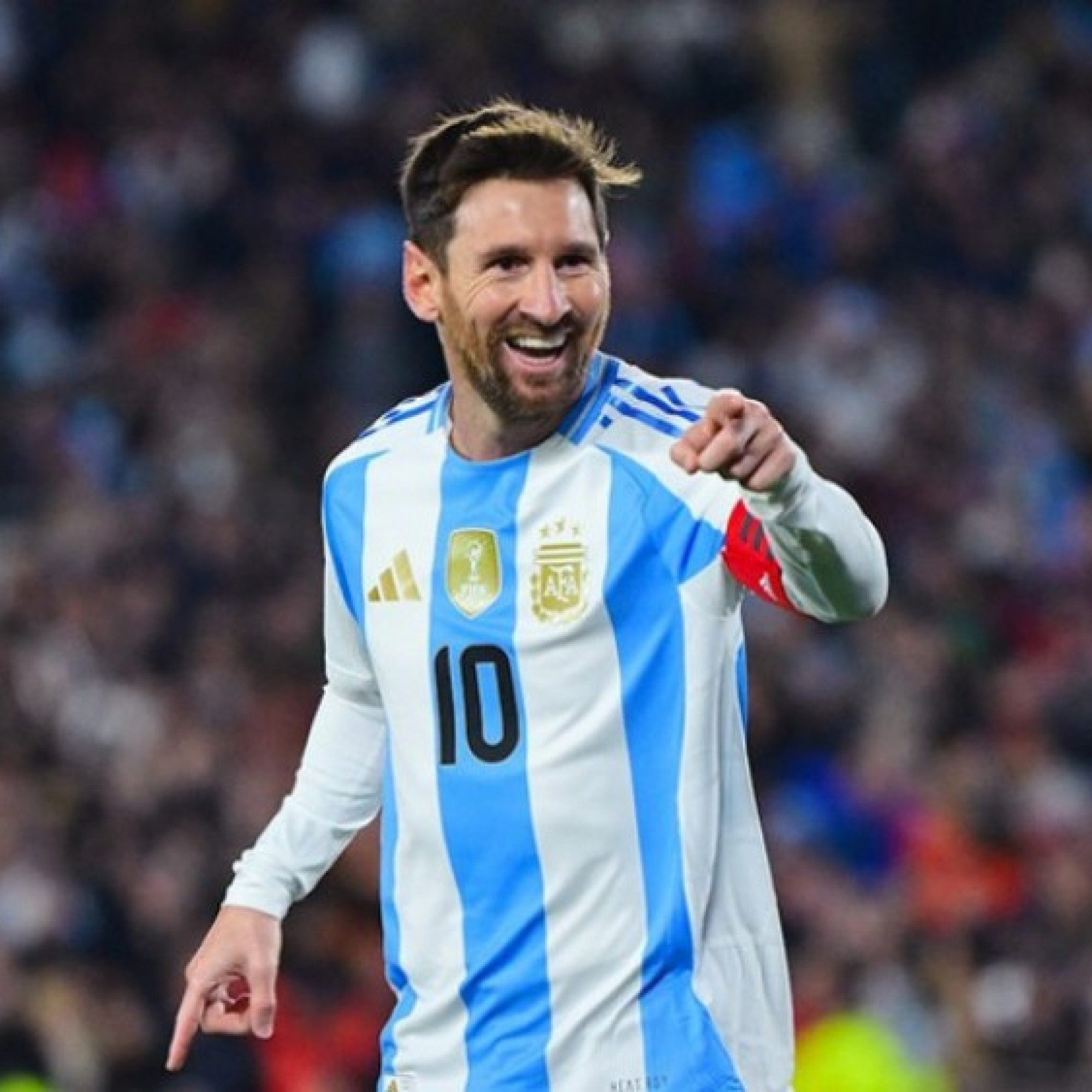  - Messi chỉ đích danh "quái thú" ở Ngoại hạng Anh, khen thầy cũ Pep "độc nhất vô nhị"