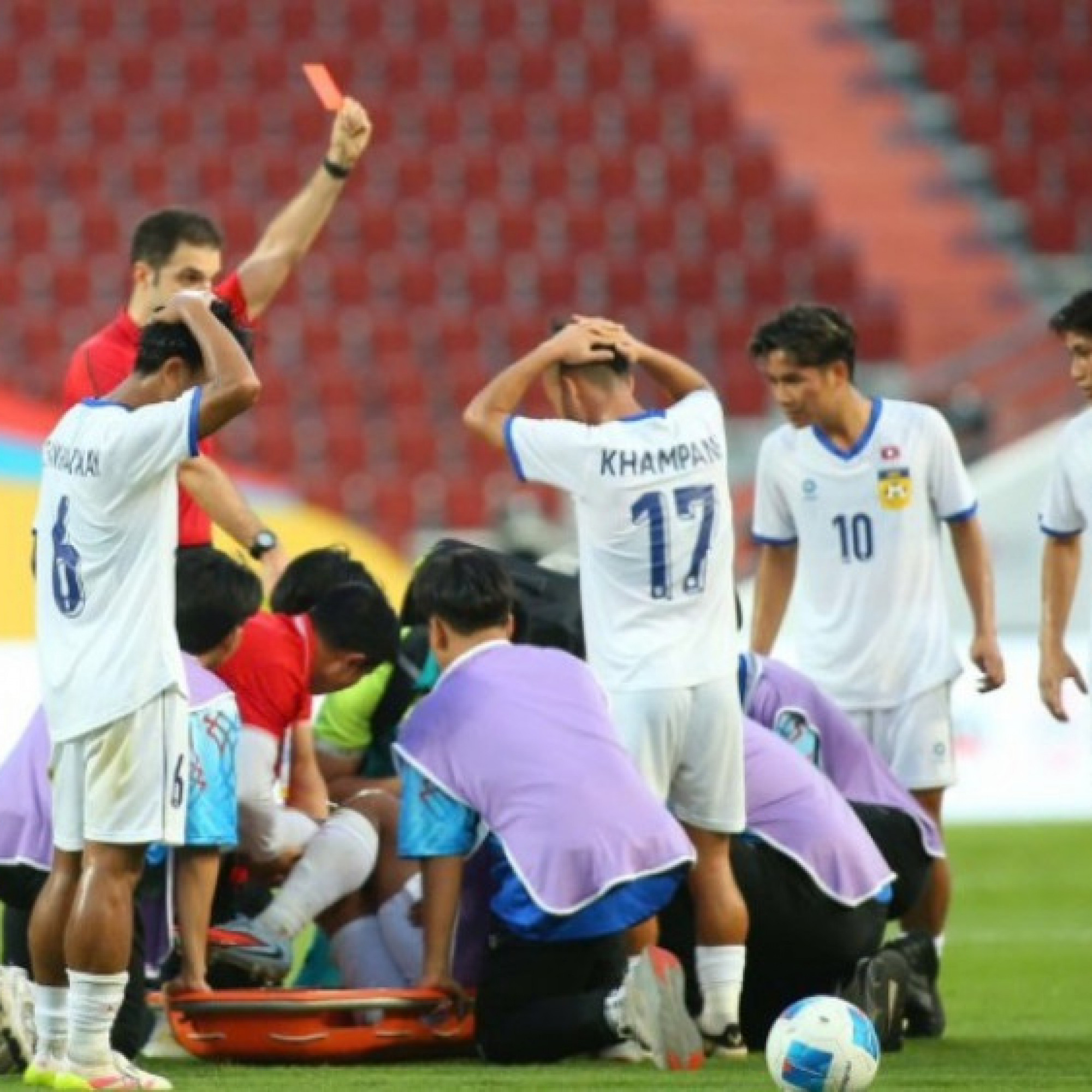  - Sao U22 Lào gãy đôi chân giống Xuân Son, phải nhập viện khẩn cấp