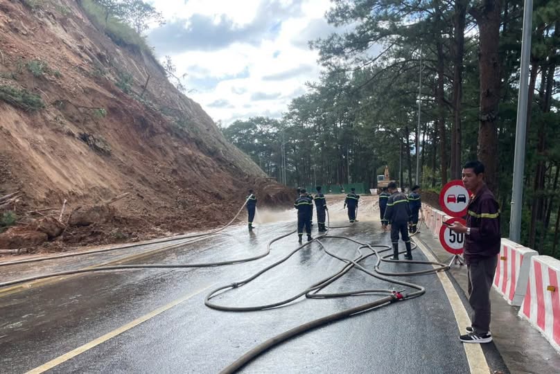 Lâm Đồng công bố tình huống khẩn cấp về thiên tai trên nhiều tuyến đường trọng yếu - 2
