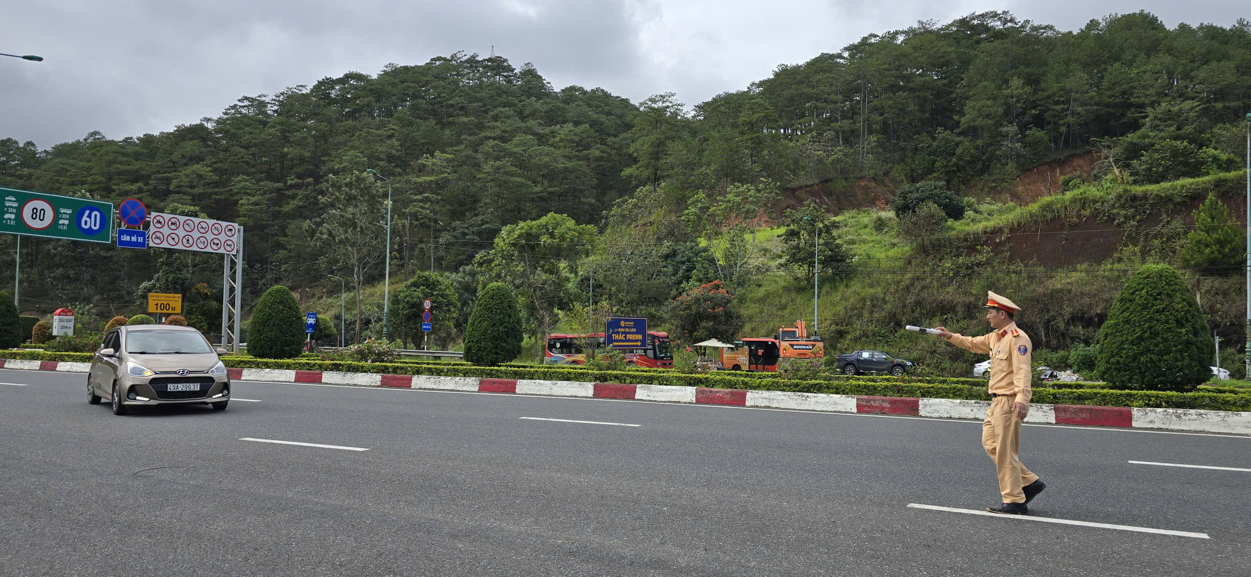 Lâm Đồng công bố tình huống khẩn cấp về thiên tai trên nhiều tuyến đường trọng yếu - 3