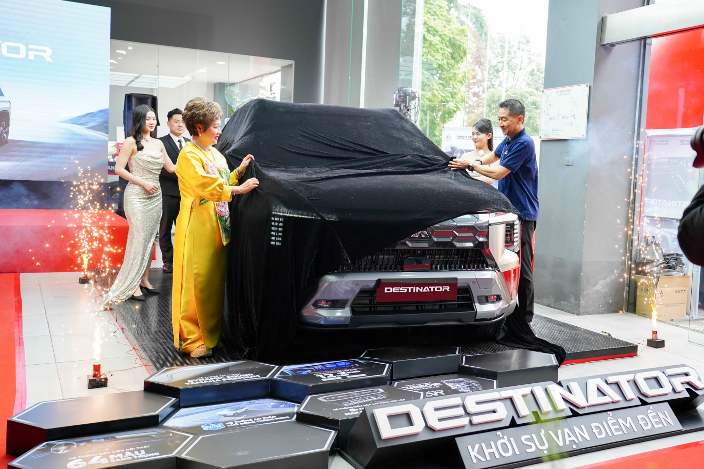 mitsubishi an dan ha noi to chuc le ra mat mau xe destinator - khoi su van diem den - 1