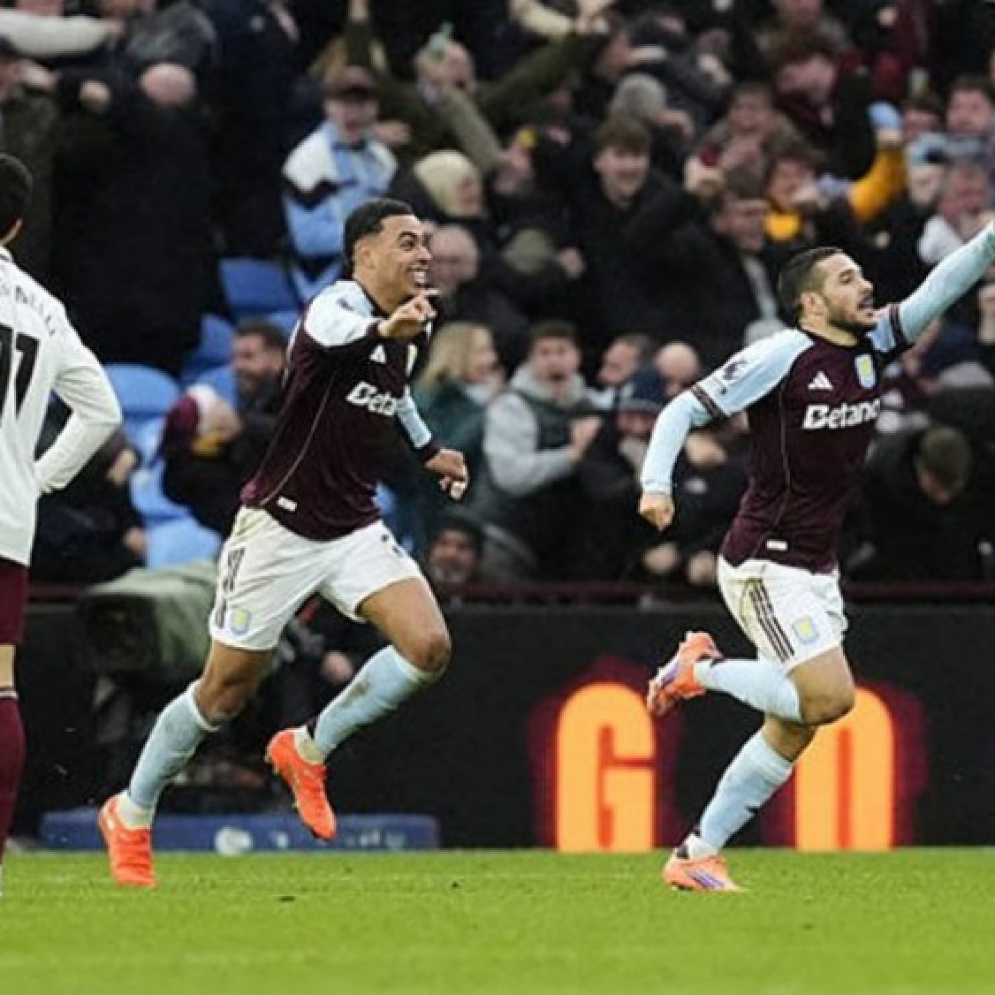  - Nóng bảng xếp hạng Ngoại hạng Anh: Man City chỉ còn kém Arsenal 2 điểm, bất ngờ Everton