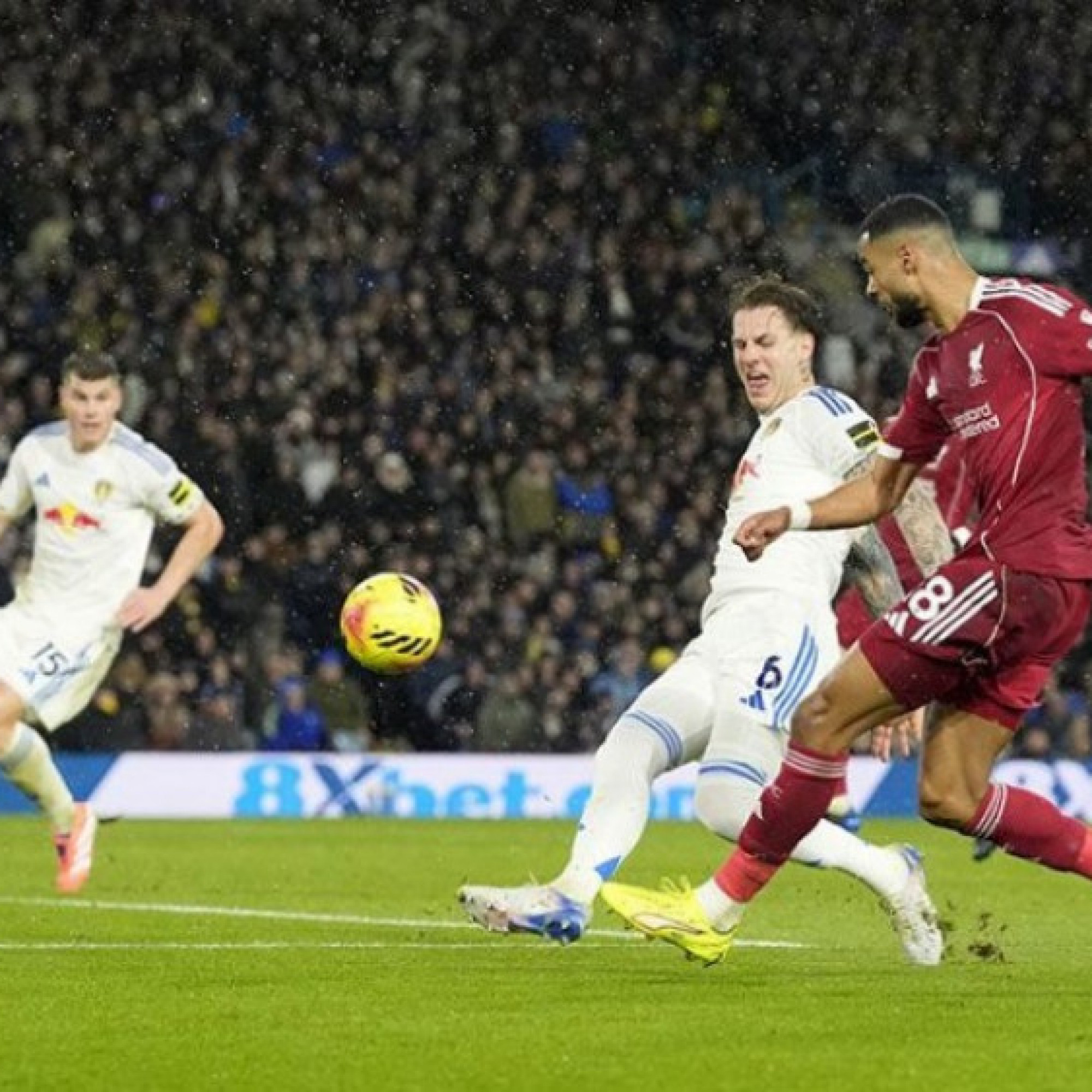  - Kết quả bóng đá Leeds United - Liverpool: Điên rồ rượt đuổi hiệp 2, bùng nổ phút 90+6 (Ngoại hạng Anh)