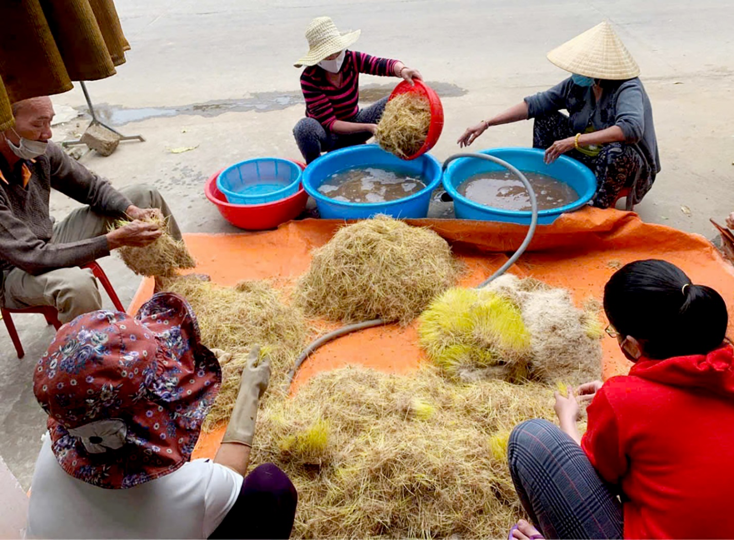gia dinh co ba doi giu lua nghe nau mach nha nep truyen thong o quang ngai - 5