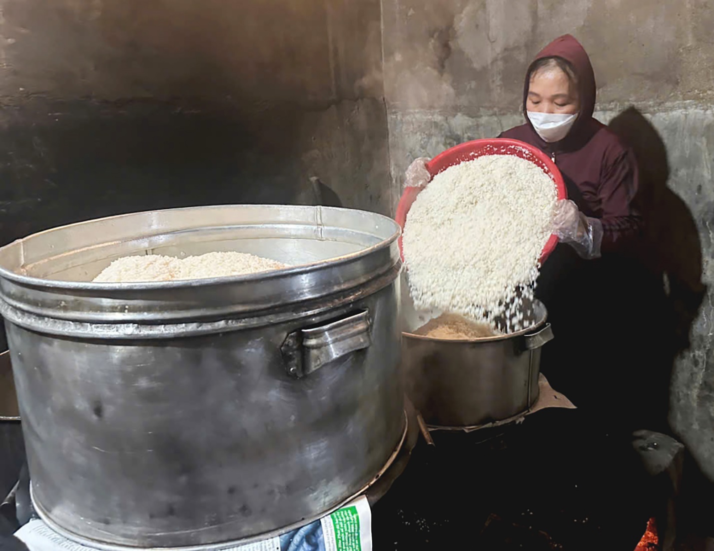 gia dinh co ba doi giu lua nghe nau mach nha nep truyen thong o quang ngai - 9