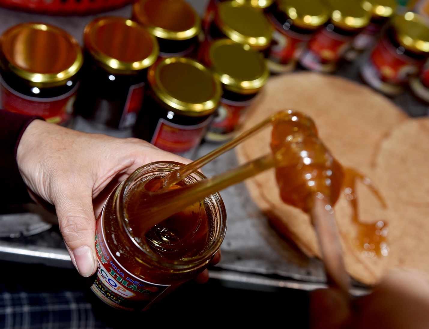 gia dinh co ba doi giu lua nghe nau mach nha nep truyen thong o quang ngai - 10