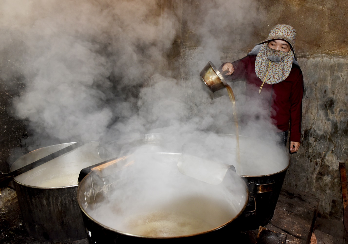 gia dinh co ba doi giu lua nghe nau mach nha nep truyen thong o quang ngai - 8