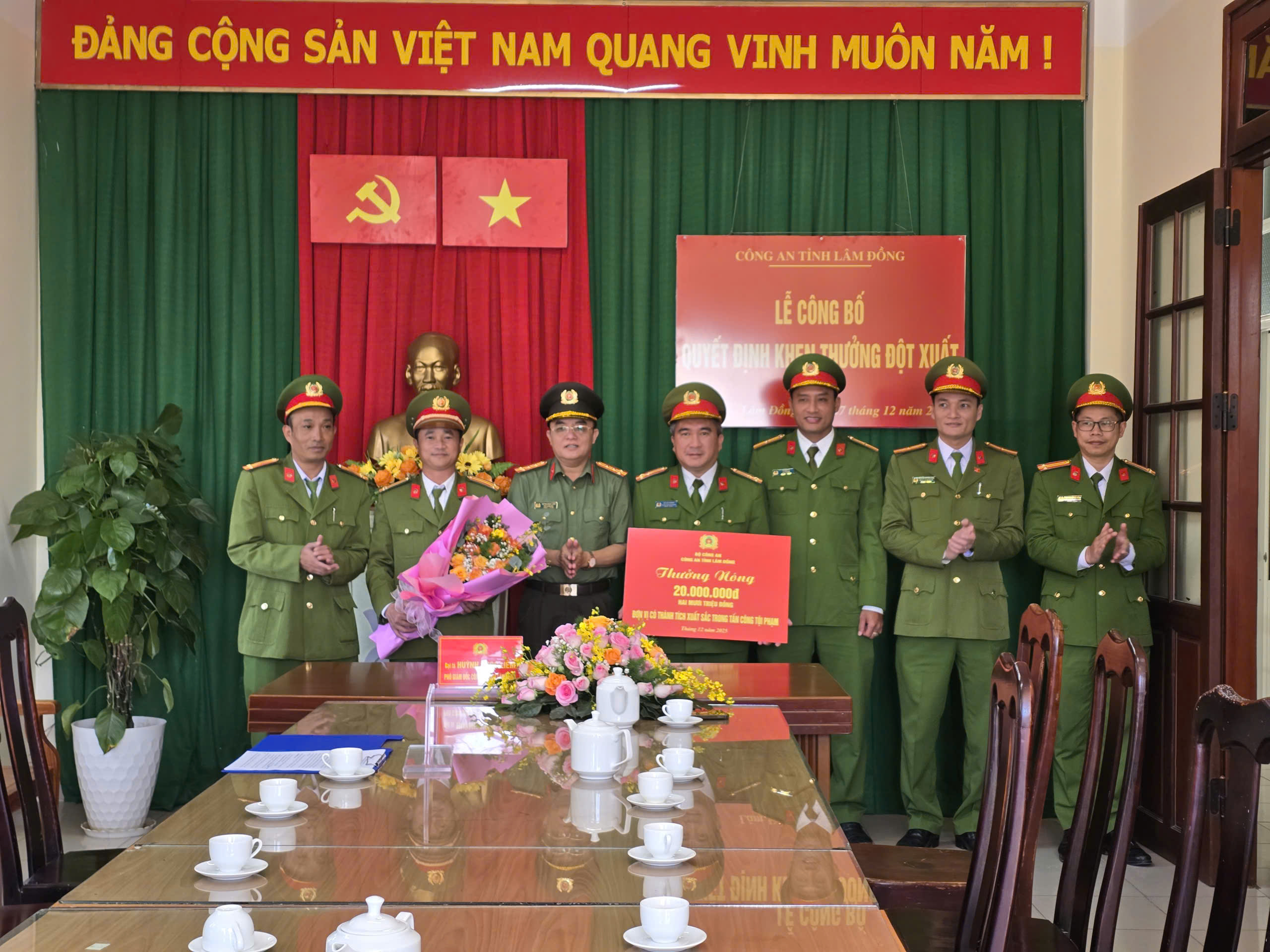 Khen thưởng lực lượng phá nhanh vụ trộm túi xách của hoa hậu Mexico - 1