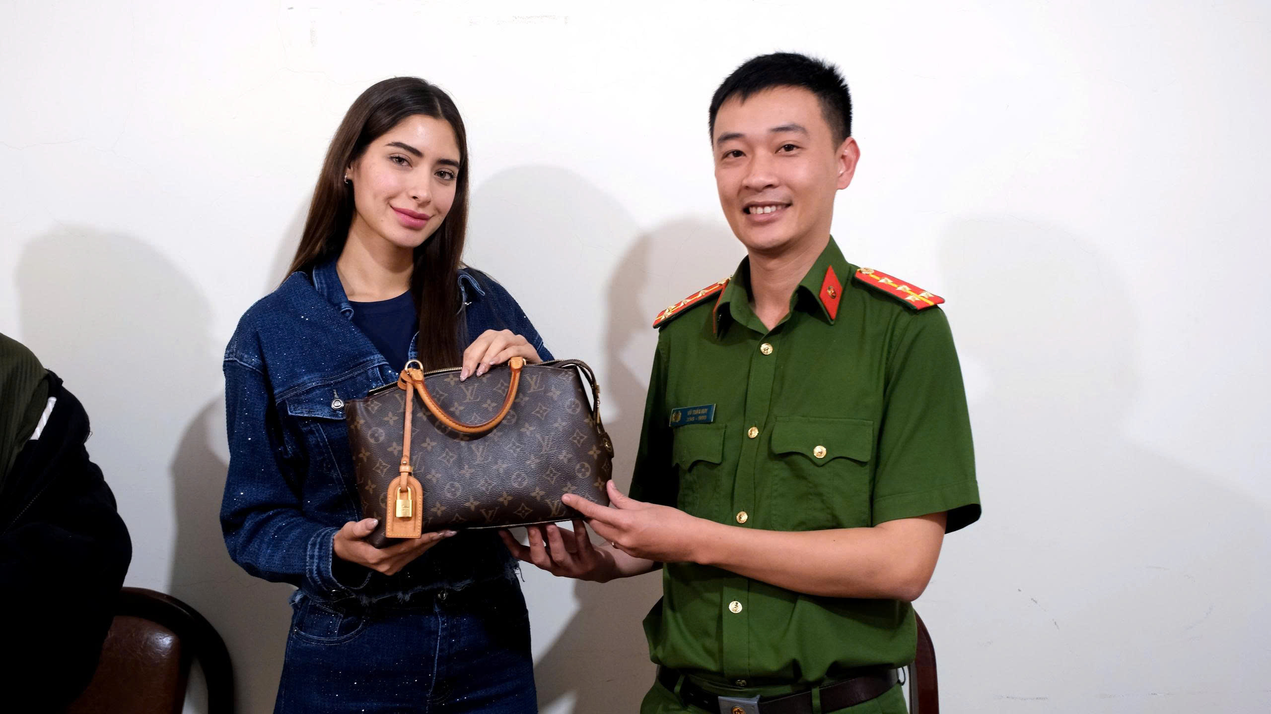 Khen thưởng lực lượng phá nhanh vụ trộm túi xách của hoa hậu Mexico - 2