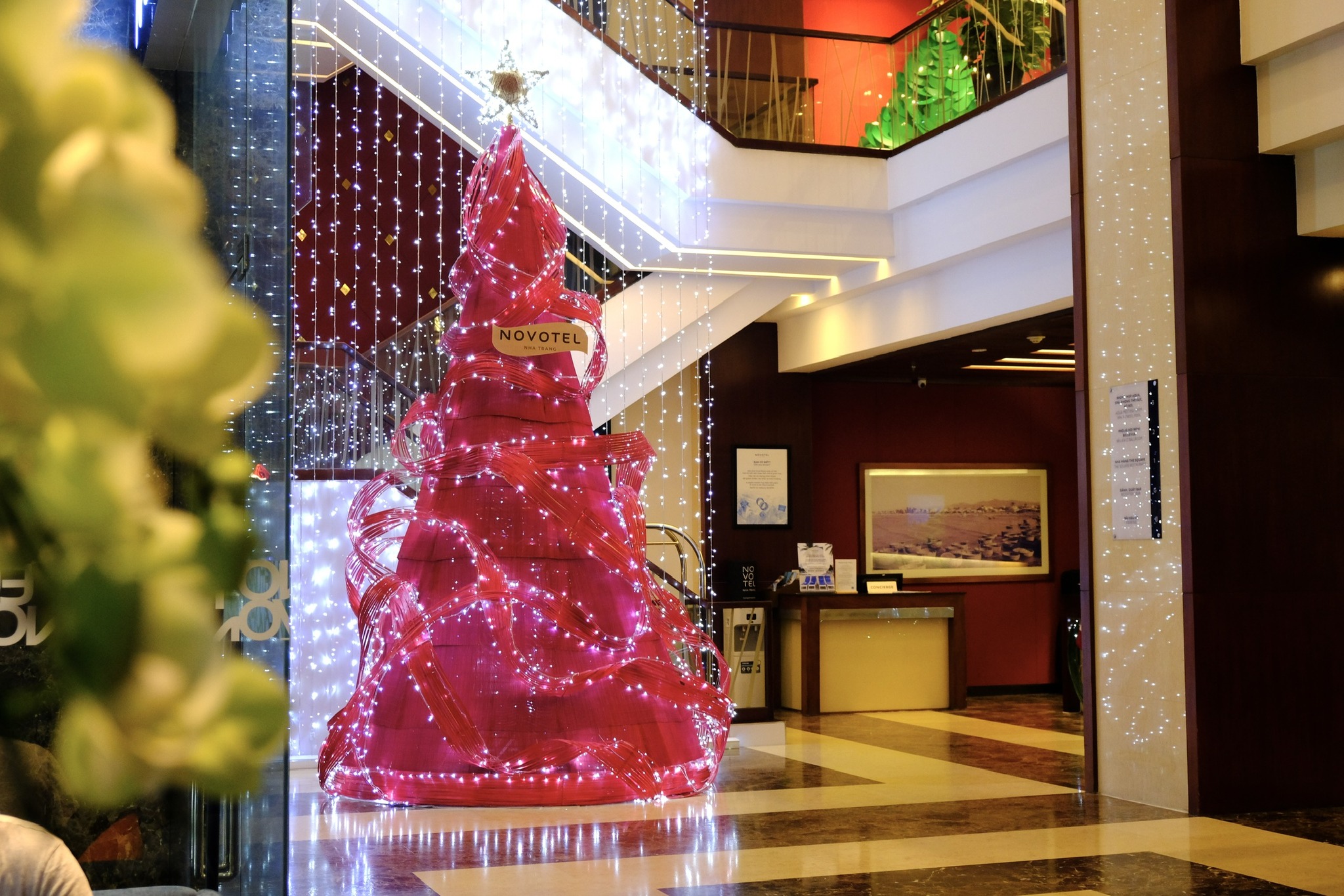 Các khách sạn lớn tại Nha Trang đồng loạt thắp sáng cây thông mừng Giáng sinh - 1