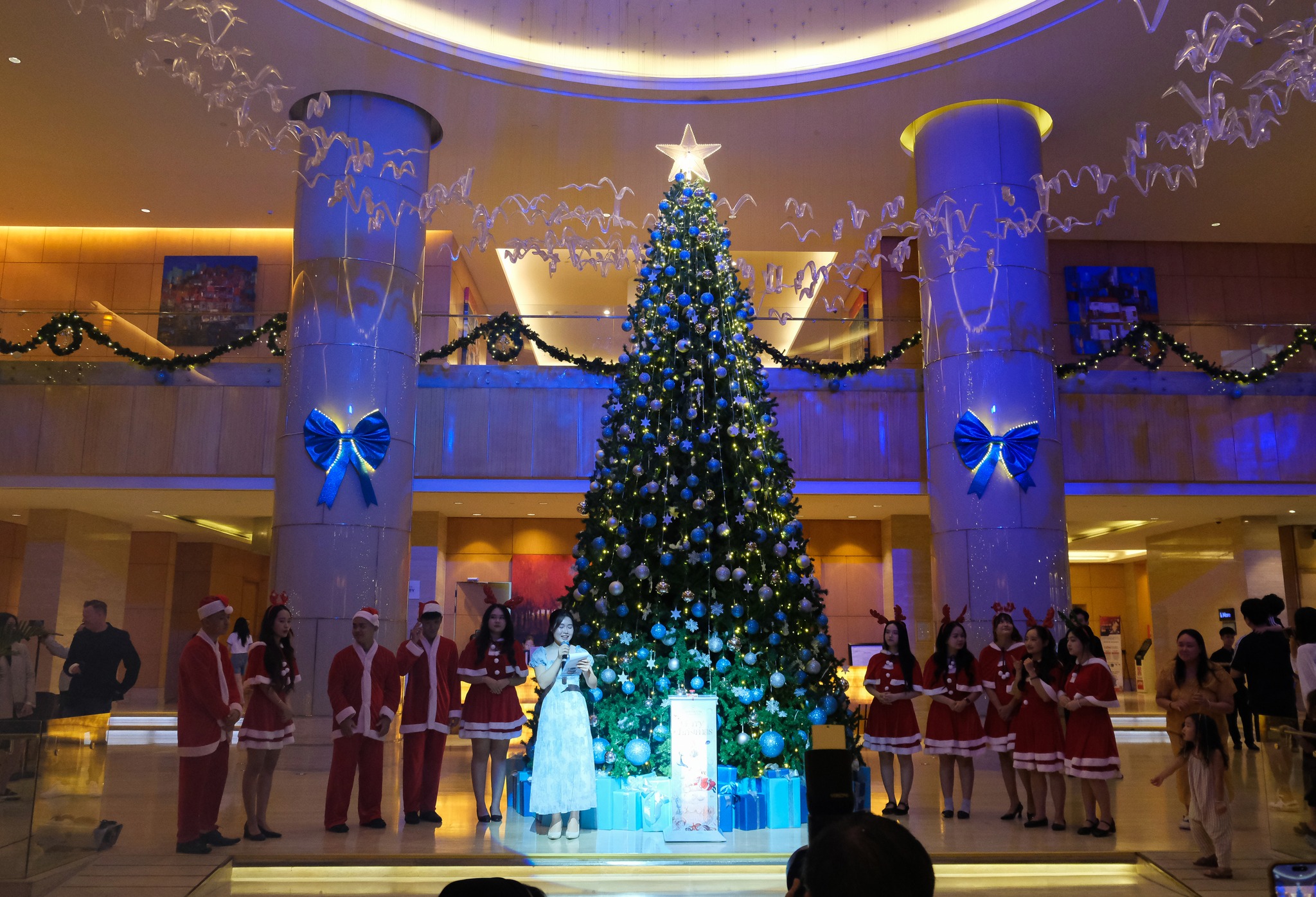 Các khách sạn lớn tại Nha Trang đồng loạt thắp sáng cây thông mừng Giáng sinh - 4
