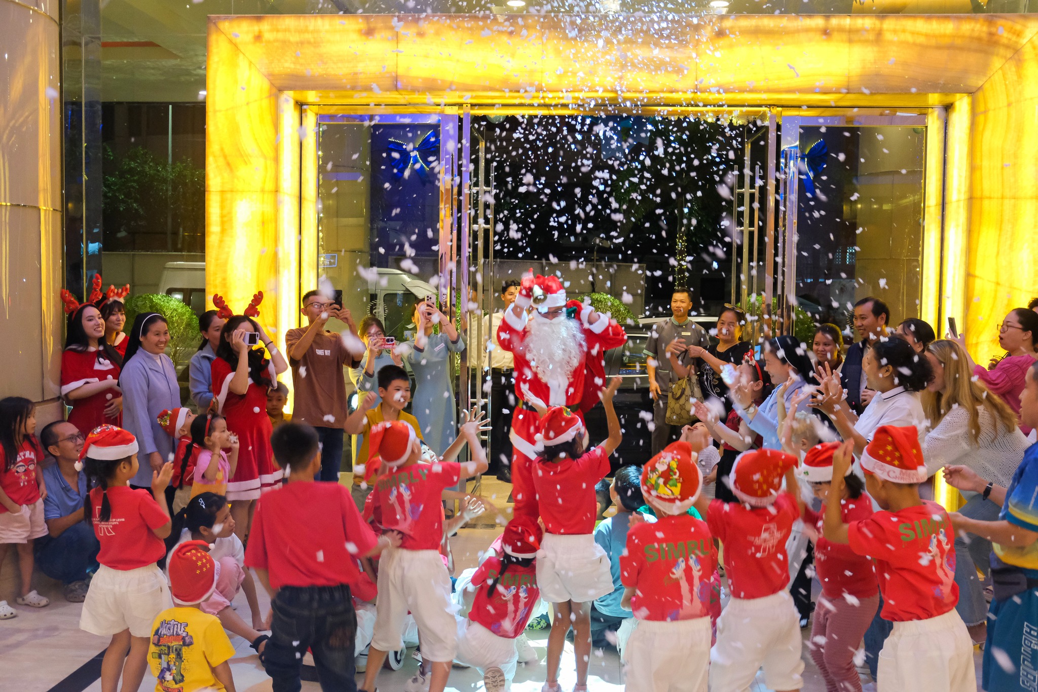 Các khách sạn lớn tại Nha Trang đồng loạt thắp sáng cây thông mừng Giáng sinh - 6