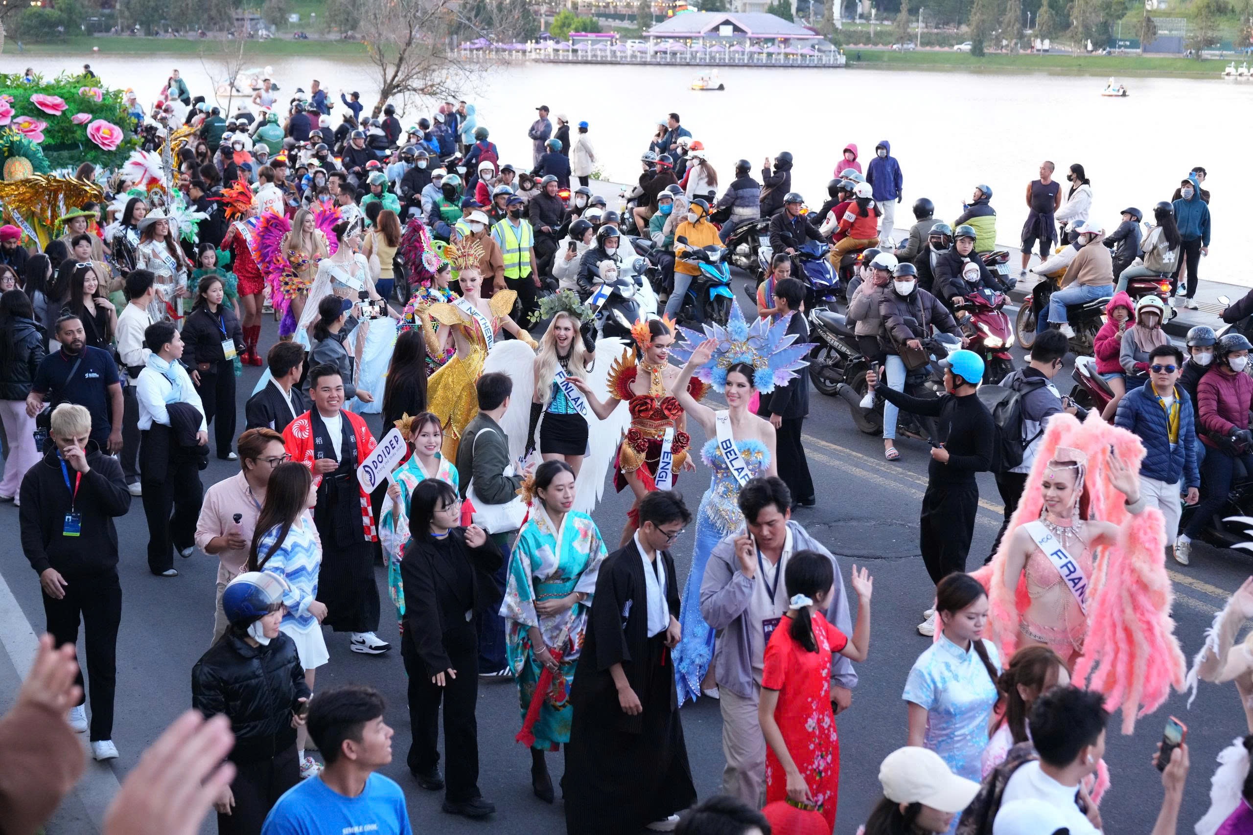 Đường phố Đà Lạt rực rỡ sắc màu trong Lễ hội Trà Quốc tế 2025 - 1