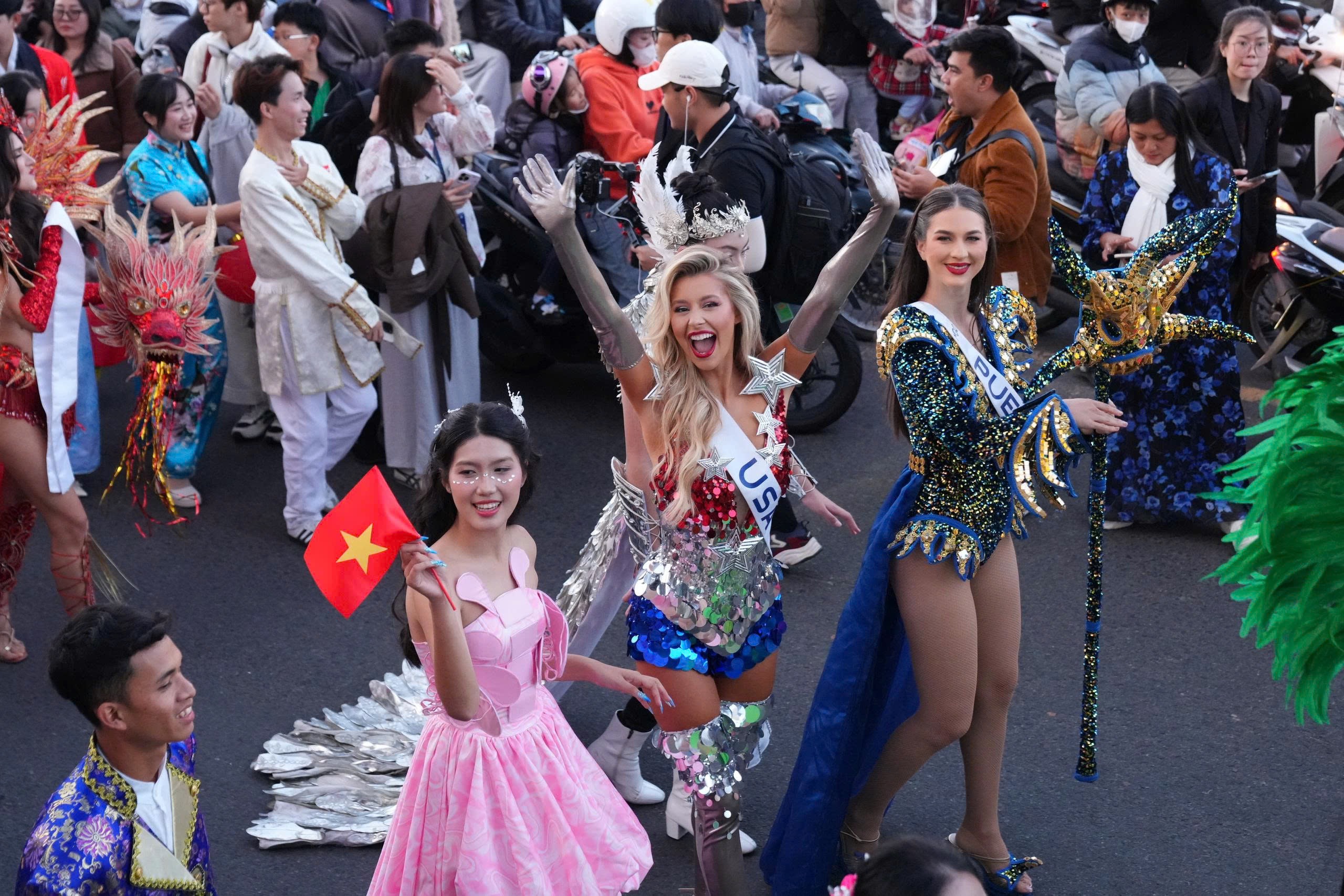 Đường phố Đà Lạt rực rỡ sắc màu trong Lễ hội Trà Quốc tế 2025 - 2