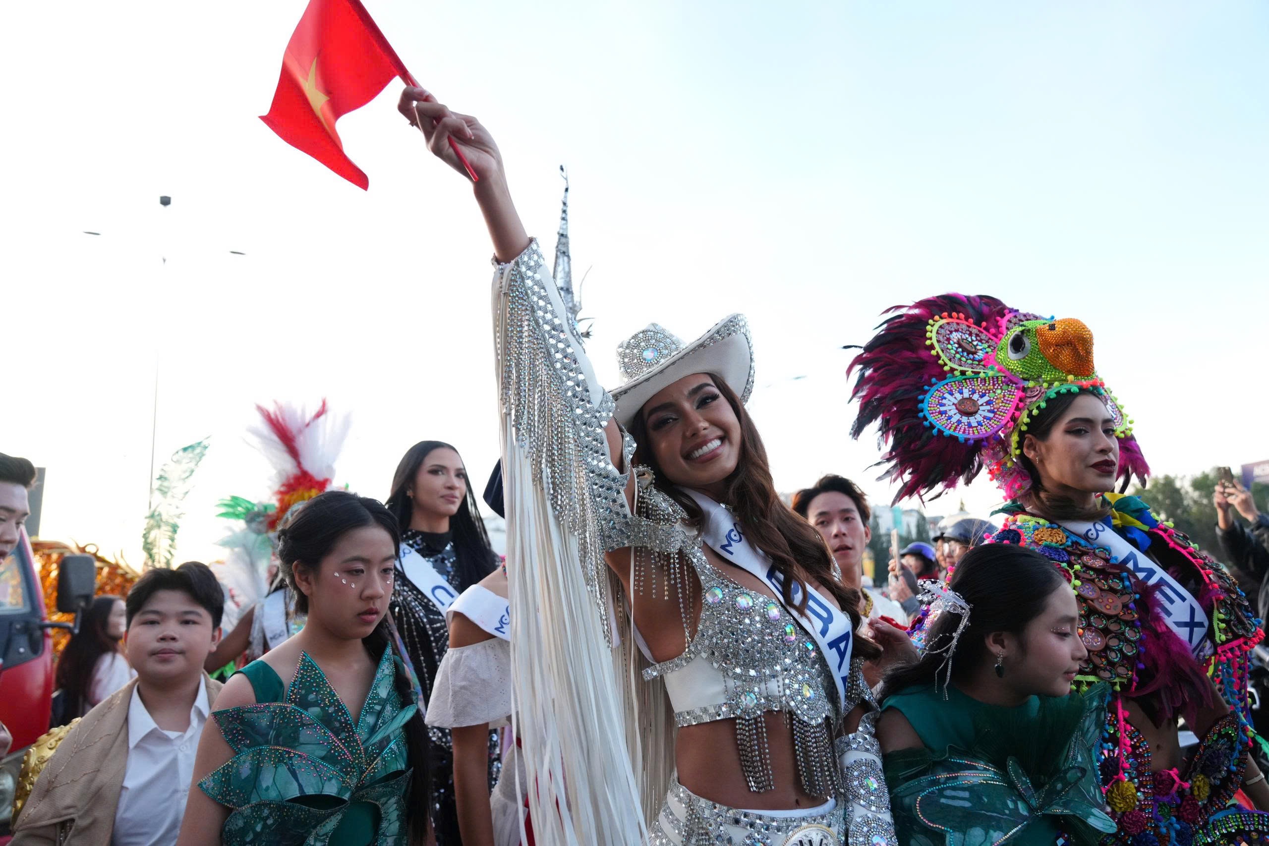 Đường phố Đà Lạt rực rỡ sắc màu trong Lễ hội Trà Quốc tế 2025 - 3