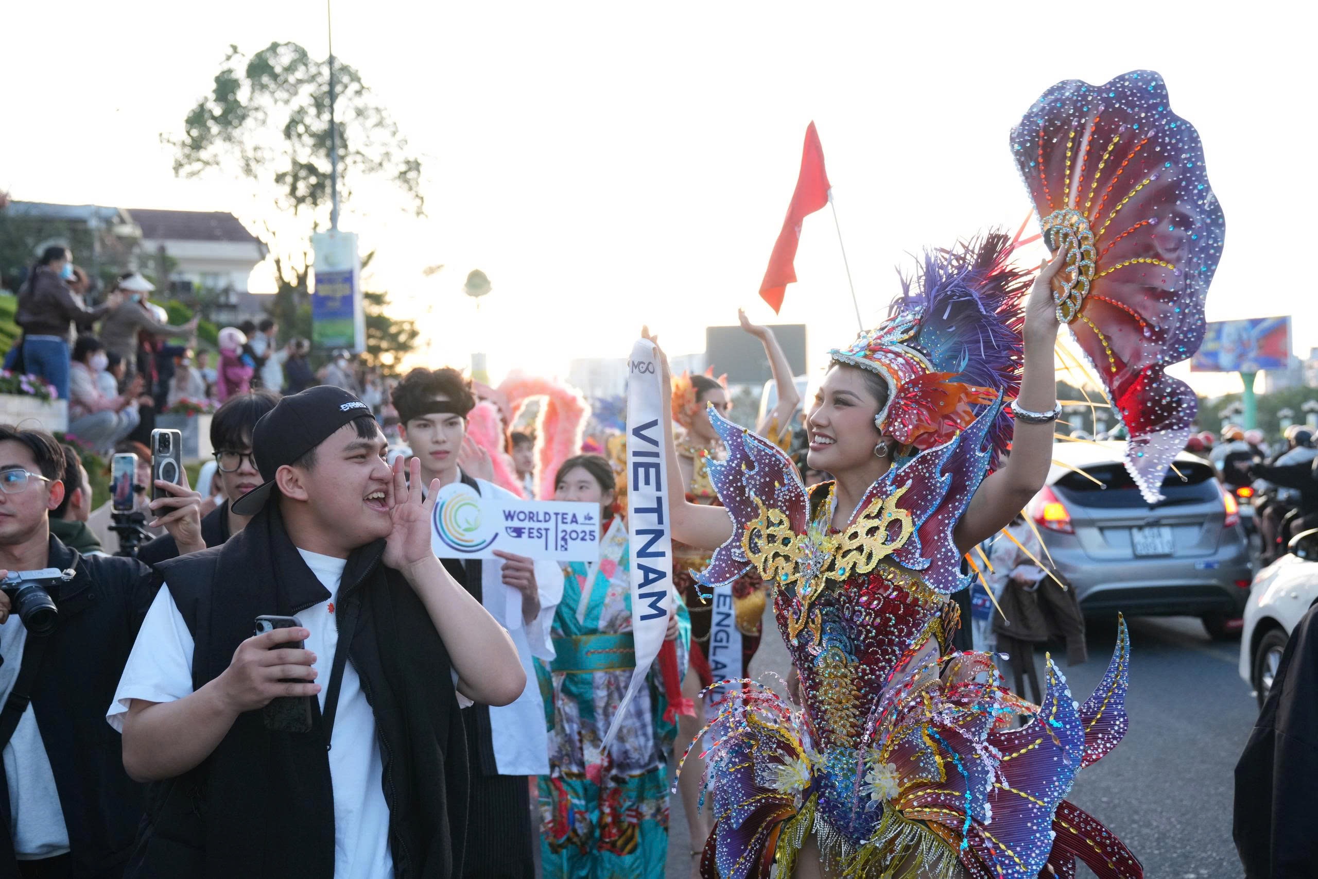 Đường phố Đà Lạt rực rỡ sắc màu trong Lễ hội Trà Quốc tế 2025 - 4