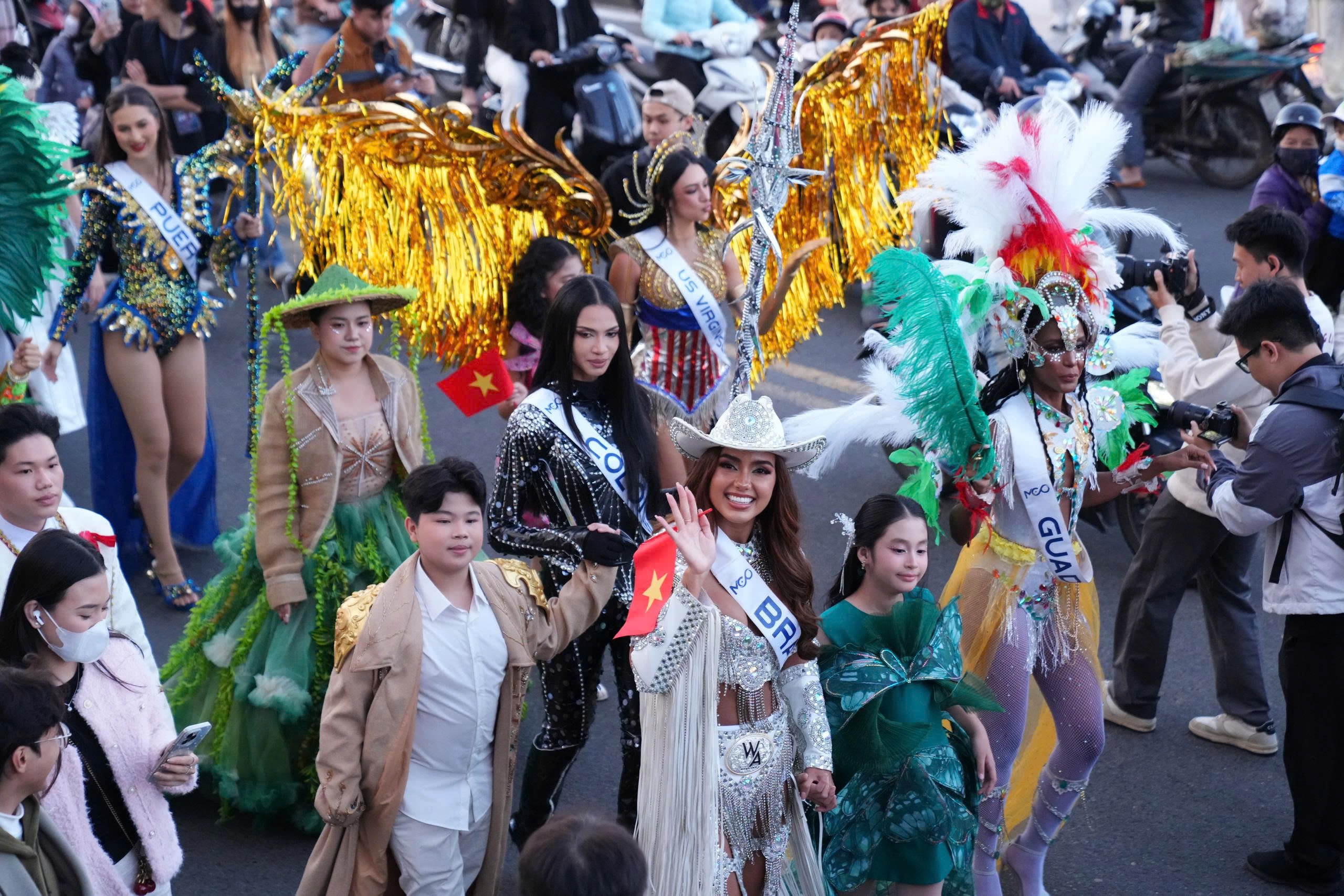 Đường phố Đà Lạt rực rỡ sắc màu trong Lễ hội Trà Quốc tế 2025 - 5