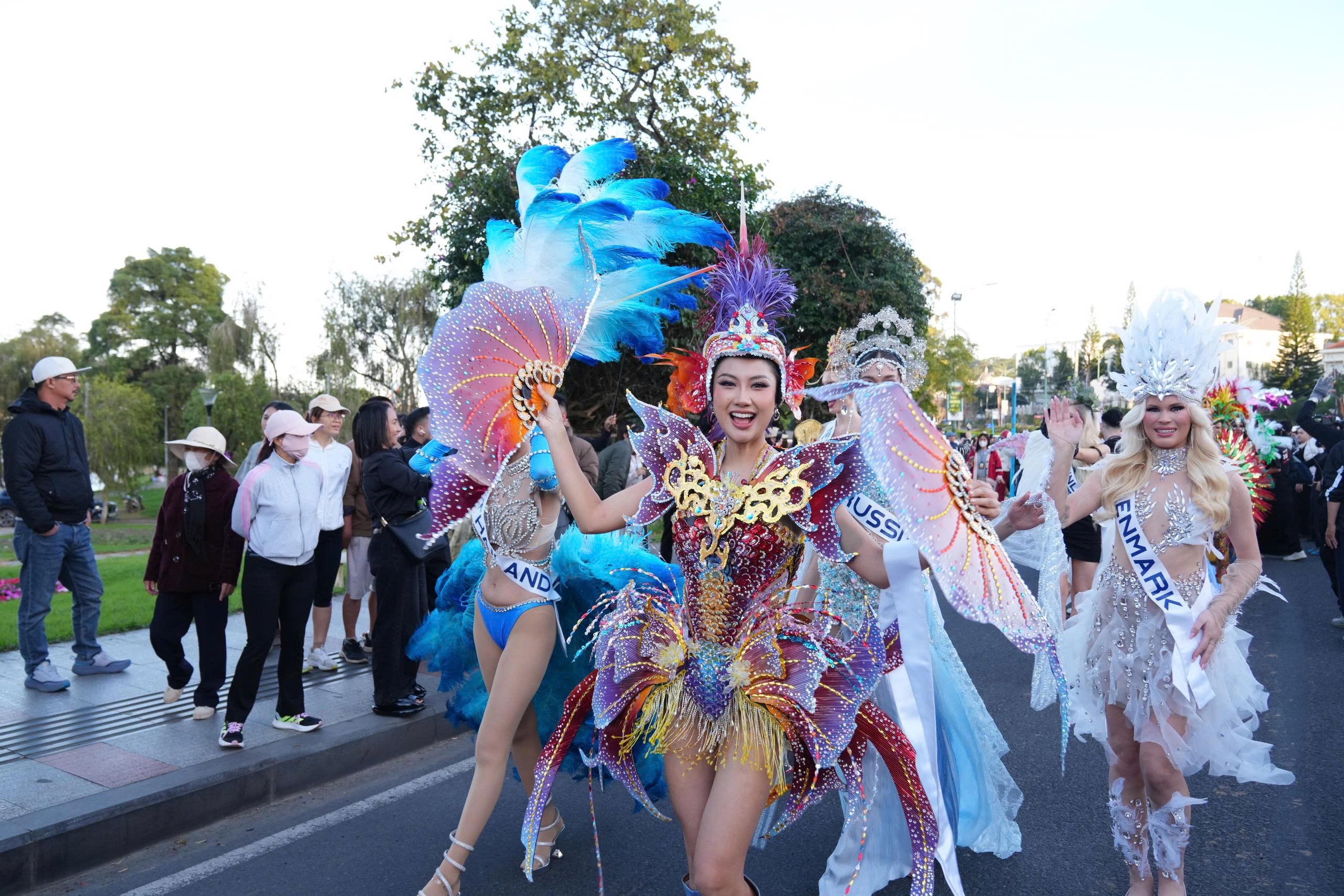 Đường phố Đà Lạt rực rỡ sắc màu trong Lễ hội Trà Quốc tế 2025 - 6