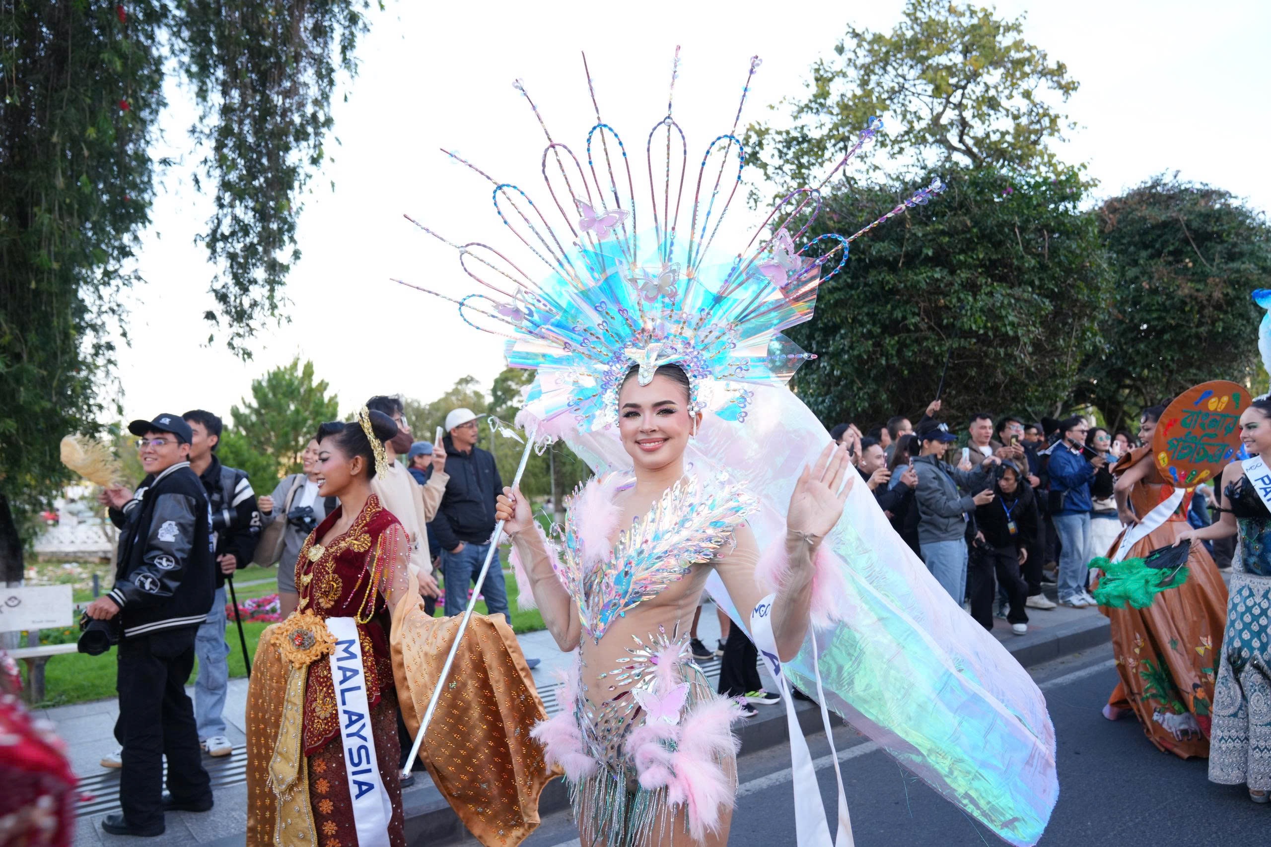 Đường phố Đà Lạt rực rỡ sắc màu trong Lễ hội Trà Quốc tế 2025 - 7