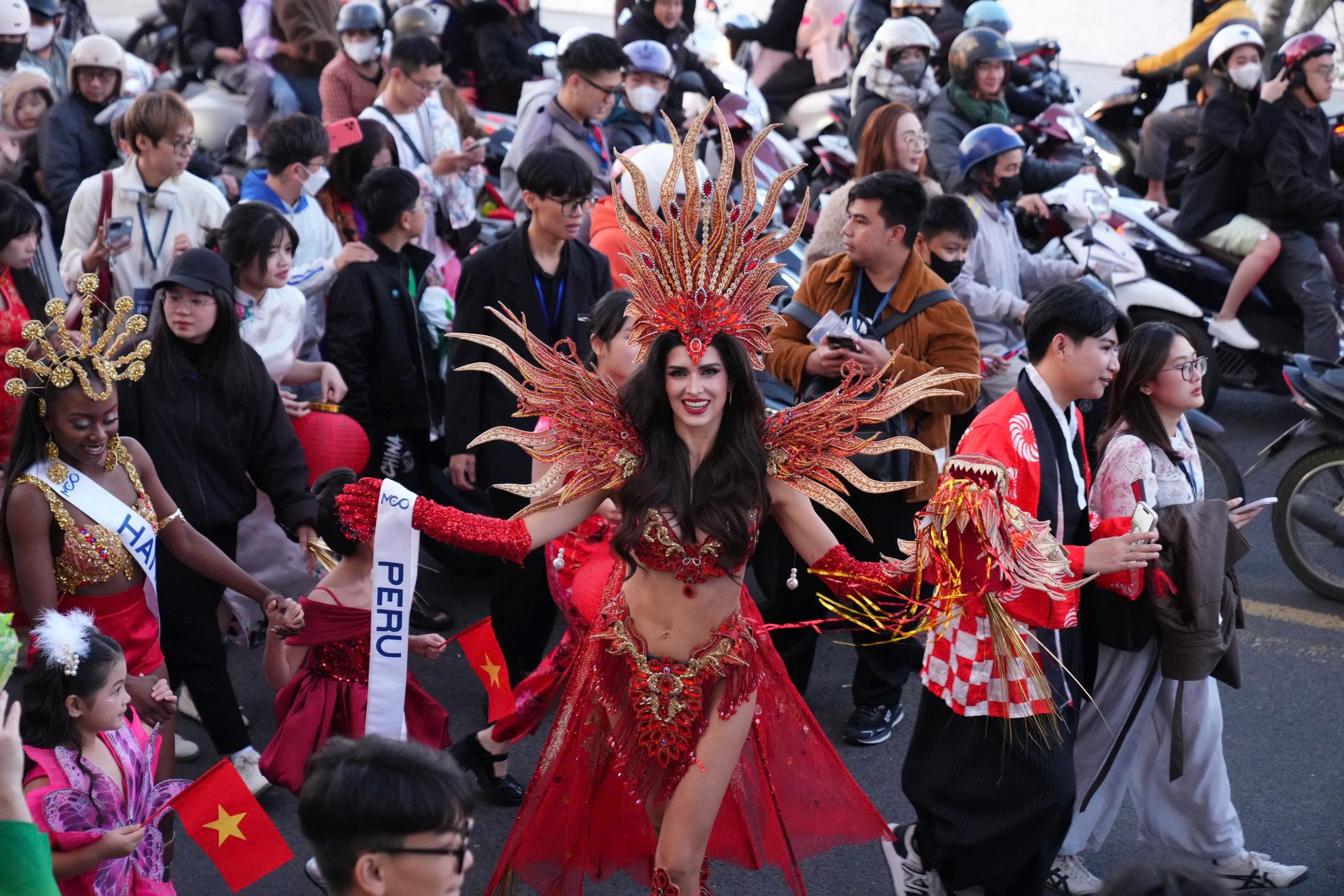 Đường phố Đà Lạt rực rỡ sắc màu trong Lễ hội Trà Quốc tế 2025 - 9