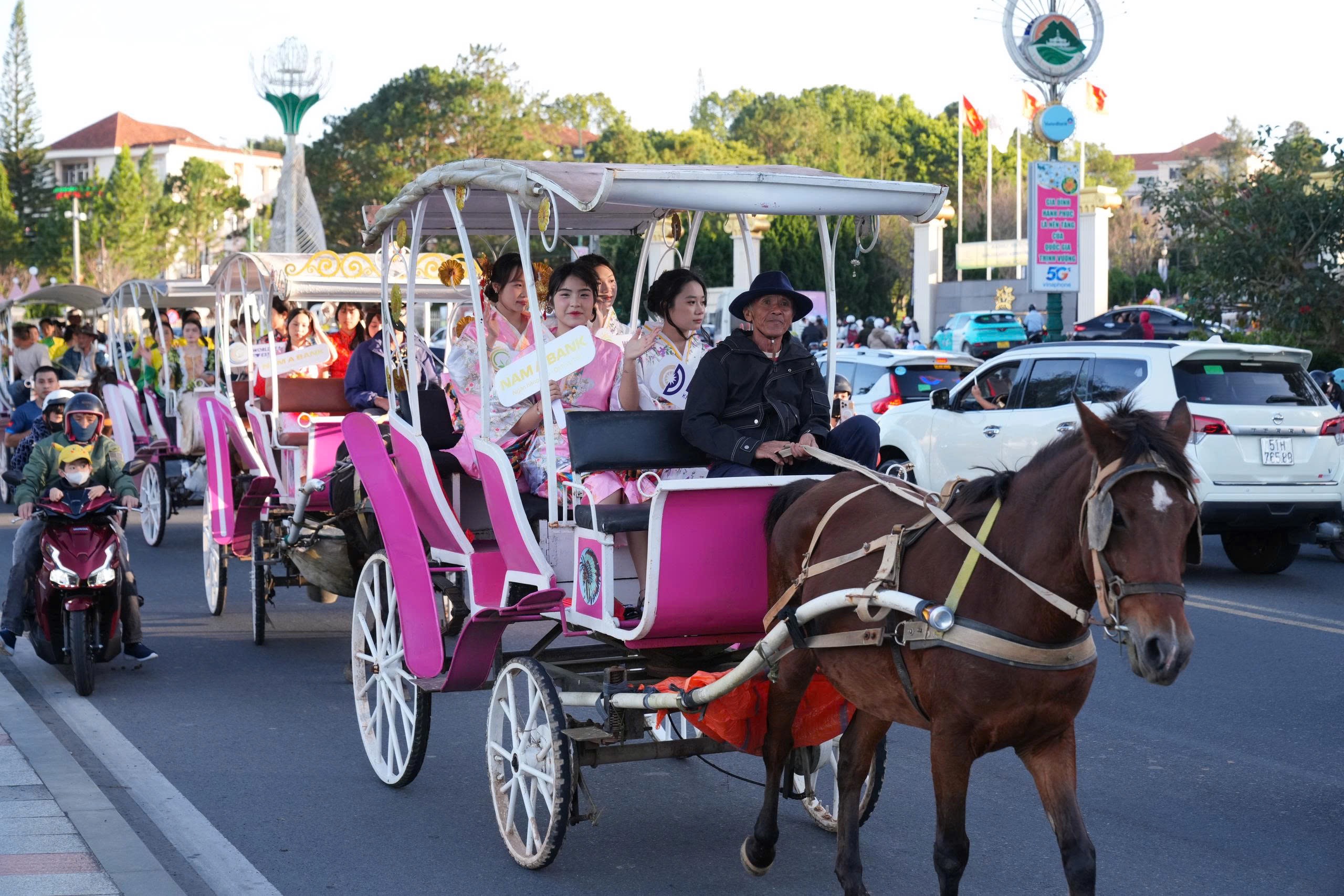 Đường phố Đà Lạt rực rỡ sắc màu trong Lễ hội Trà Quốc tế 2025 - 10