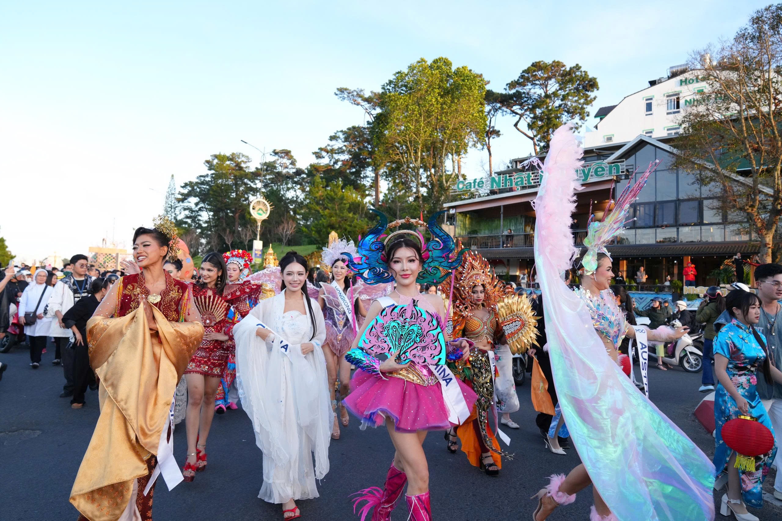 Đường phố Đà Lạt rực rỡ sắc màu trong Lễ hội Trà Quốc tế 2025 - 11