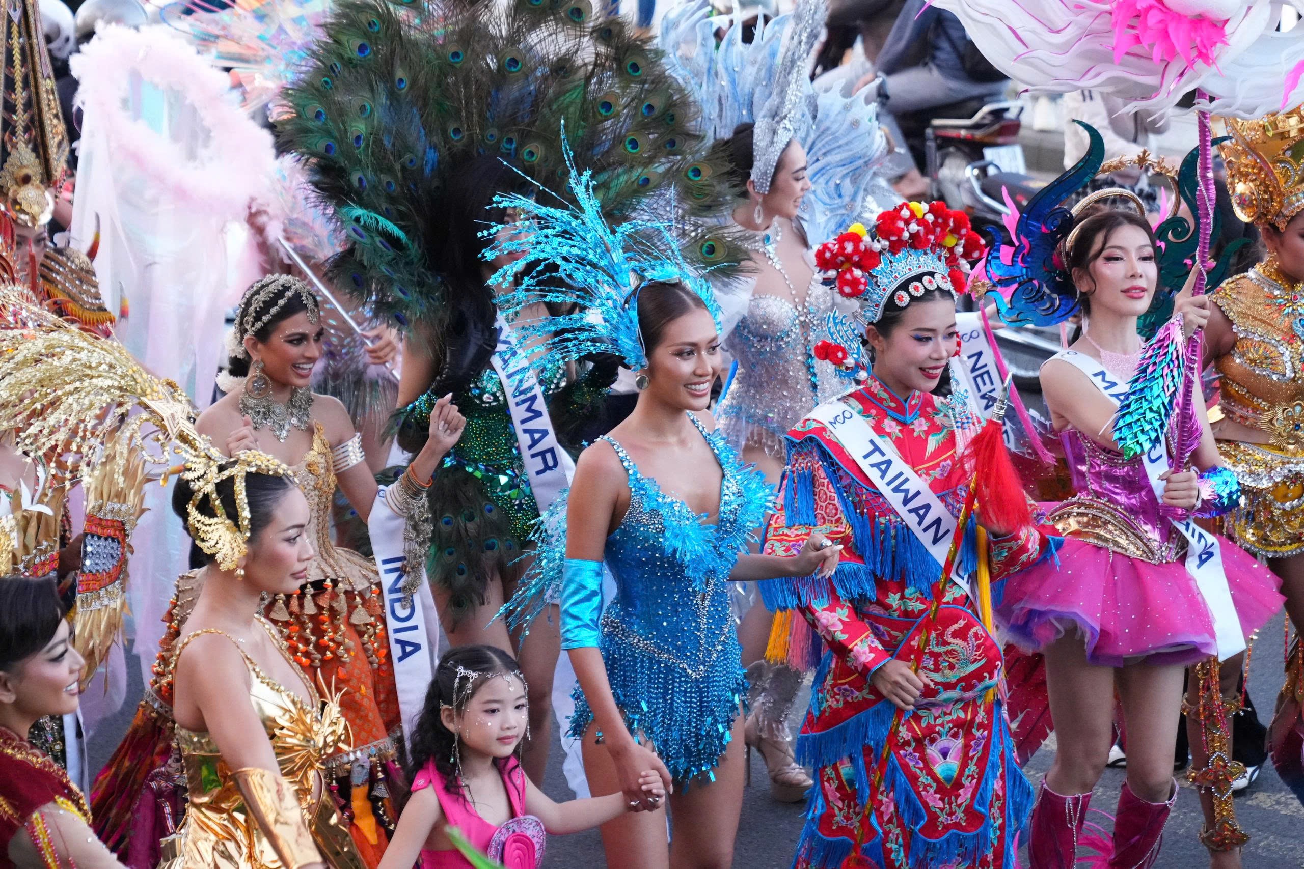 Đường phố Đà Lạt rực rỡ sắc màu trong Lễ hội Trà Quốc tế 2025 - 12