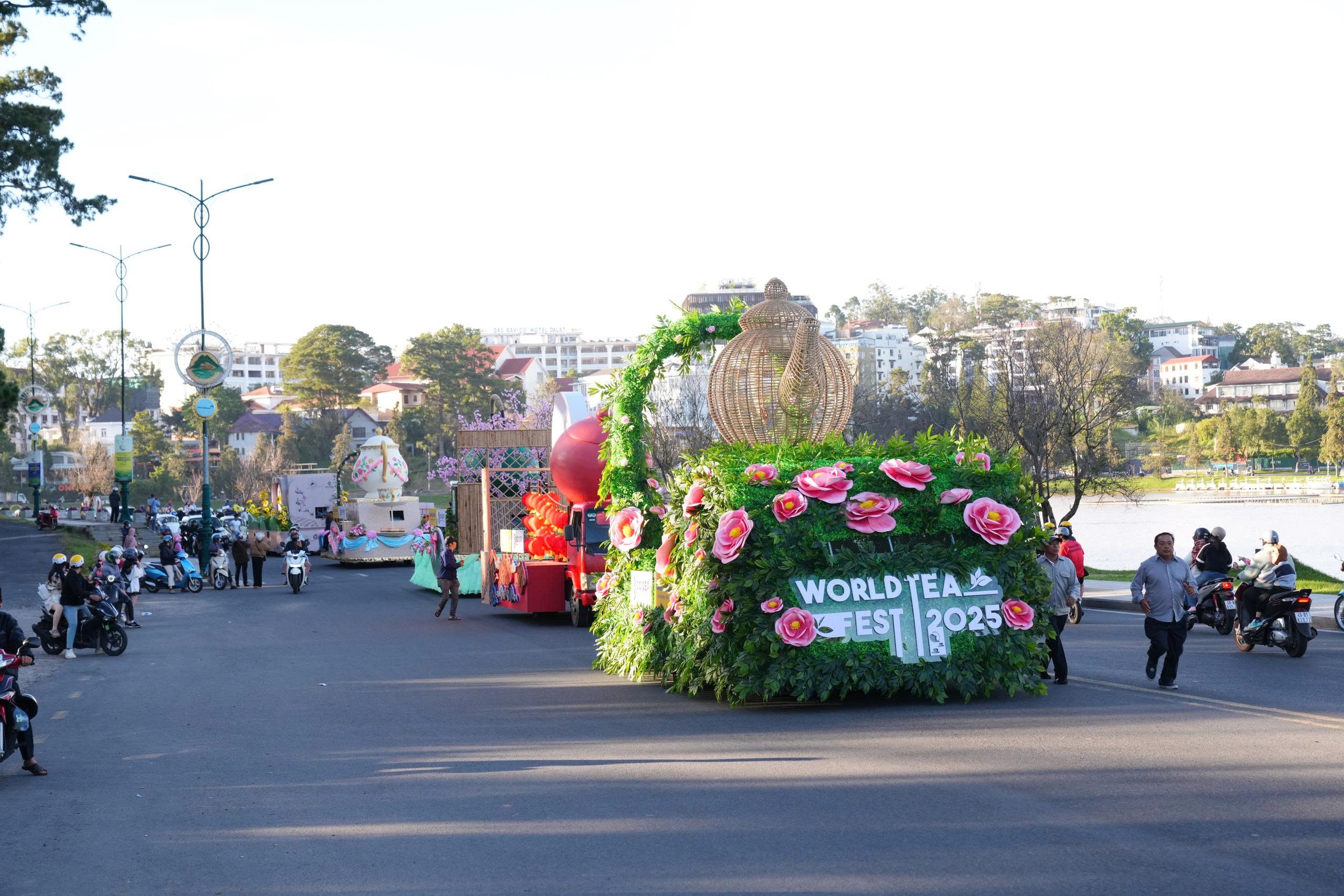 Đường phố Đà Lạt rực rỡ sắc màu trong Lễ hội Trà Quốc tế 2025 - 13