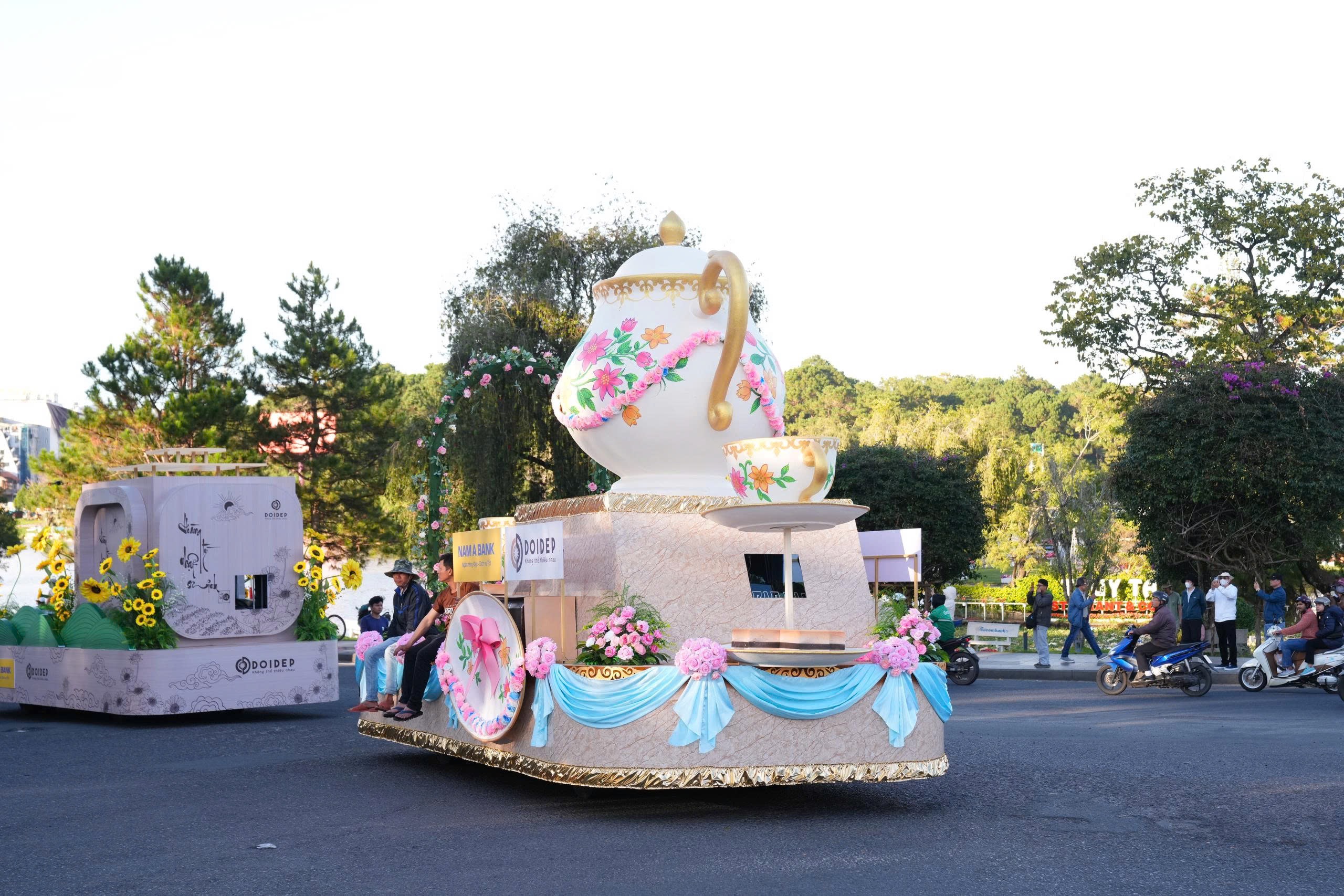 Đường phố Đà Lạt rực rỡ sắc màu trong Lễ hội Trà Quốc tế 2025 - 14