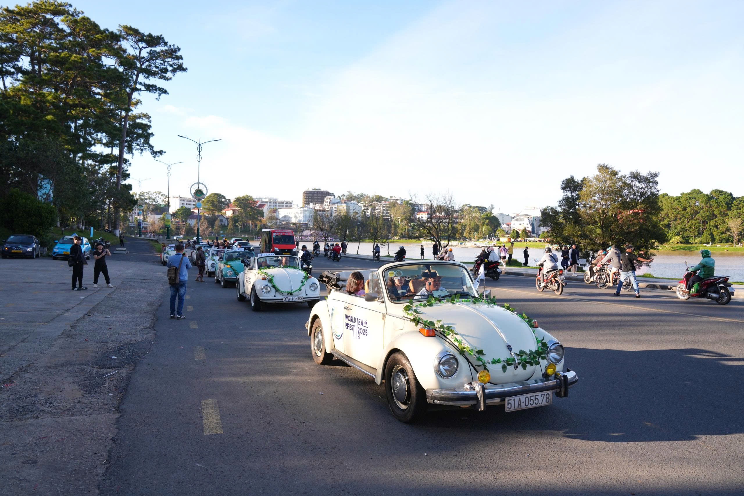 Đường phố Đà Lạt rực rỡ sắc màu trong Lễ hội Trà Quốc tế 2025 - 15