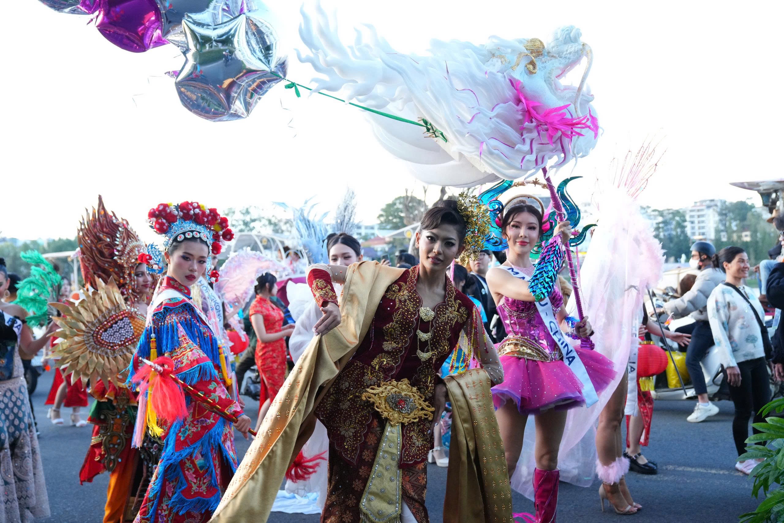 Đường phố Đà Lạt rực rỡ sắc màu trong Lễ hội Trà Quốc tế 2025 - 16