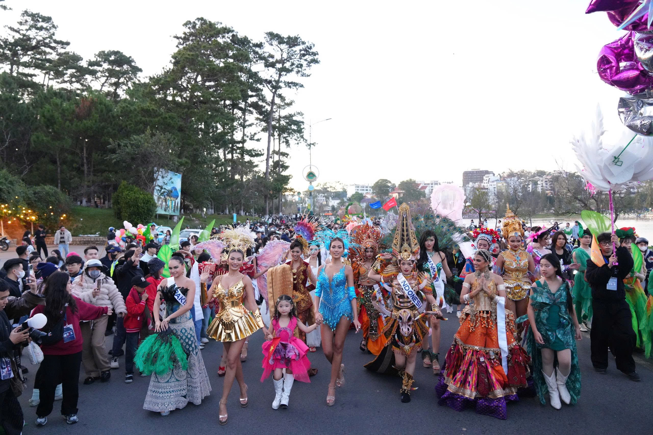 Đường phố Đà Lạt rực rỡ sắc màu trong Lễ hội Trà Quốc tế 2025 - 17