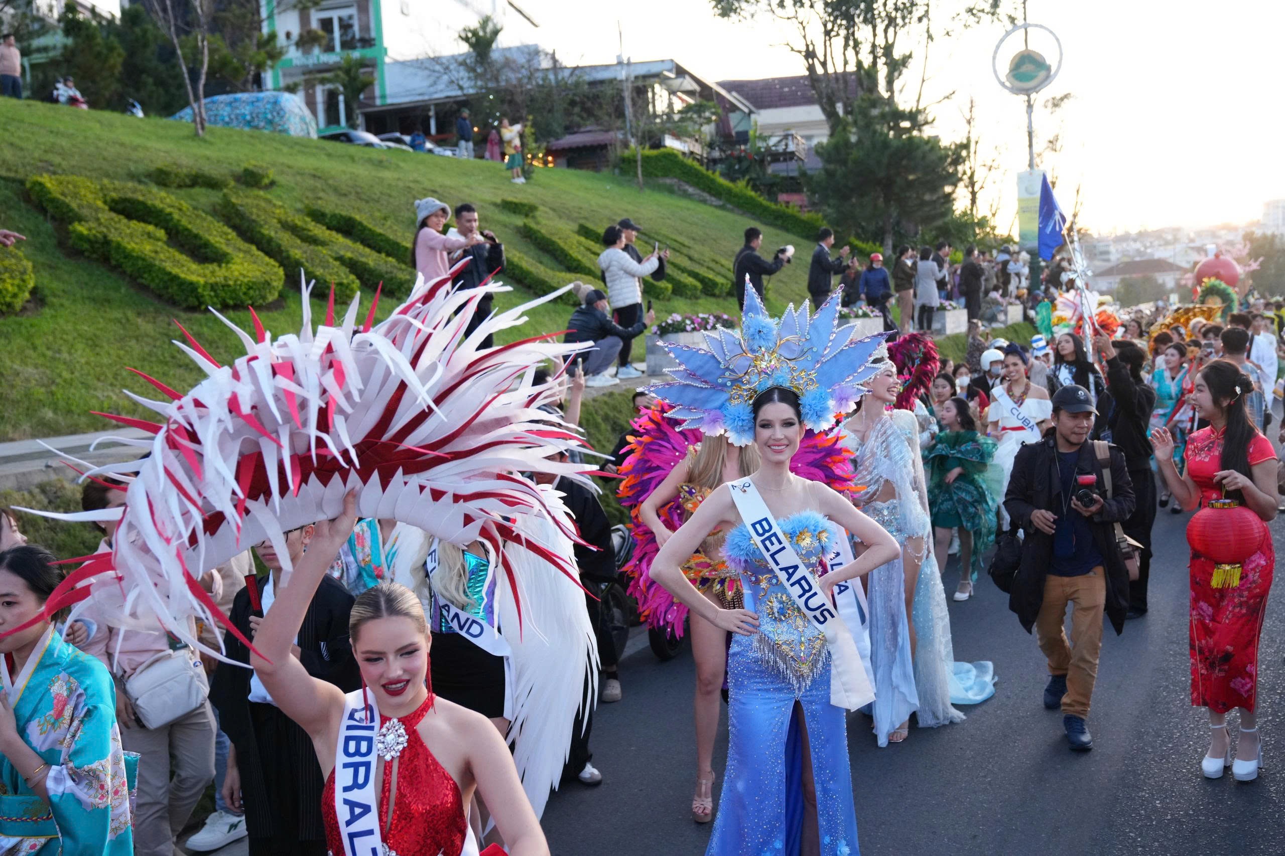 Đường phố Đà Lạt rực rỡ sắc màu trong Lễ hội Trà Quốc tế 2025 - 18