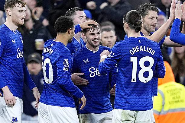 Nóng bảng xếp hạng Ngoại hạng Anh: Man City chỉ còn kém Arsenal 2 điểm, bất ngờ Everton - 2