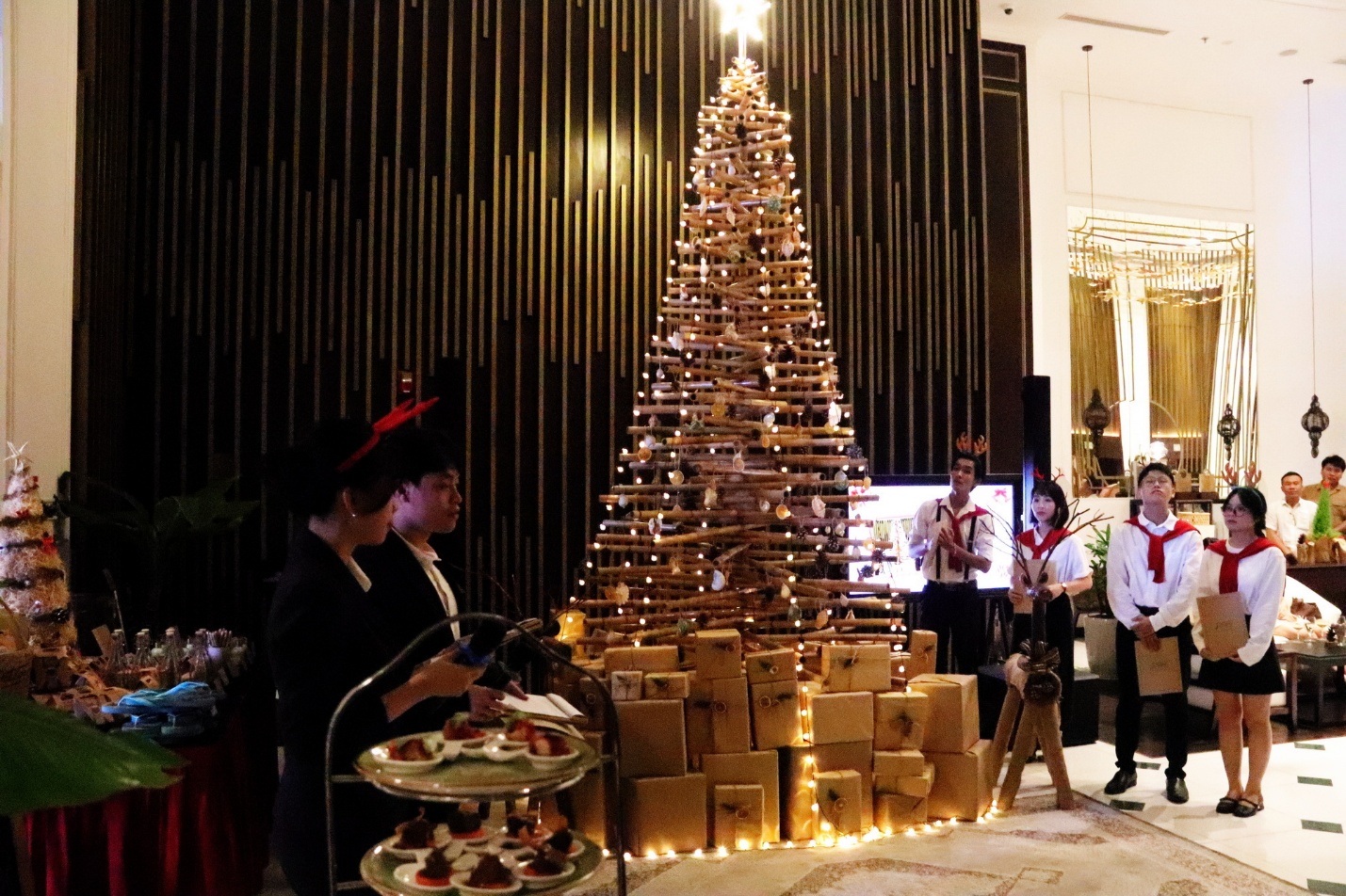 Các khách sạn lớn tại Nha Trang đồng loạt thắp sáng cây thông mừng Giáng sinh - 3