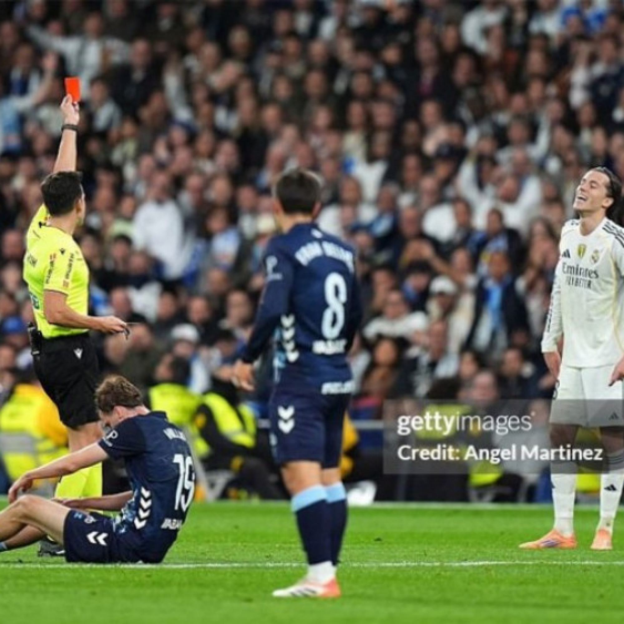  - Real Madrid dính "mưa" thẻ phạt: Vinicius mỉa mai, Alonso phát điên với trọng tài