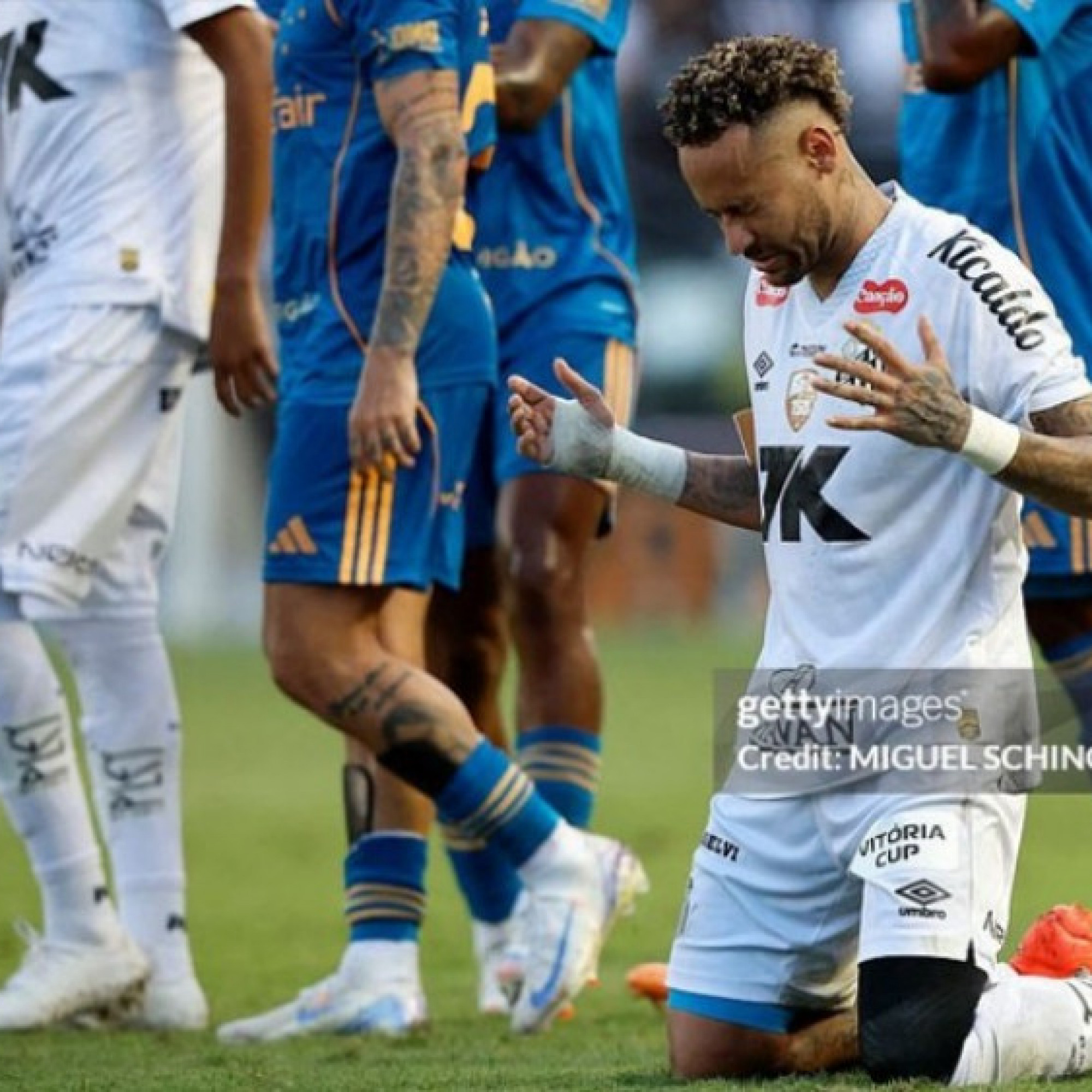  - Neymar tỏa sáng giúp Santos trụ hạng ngoạn mục, siêu sao bật khóc nức nở