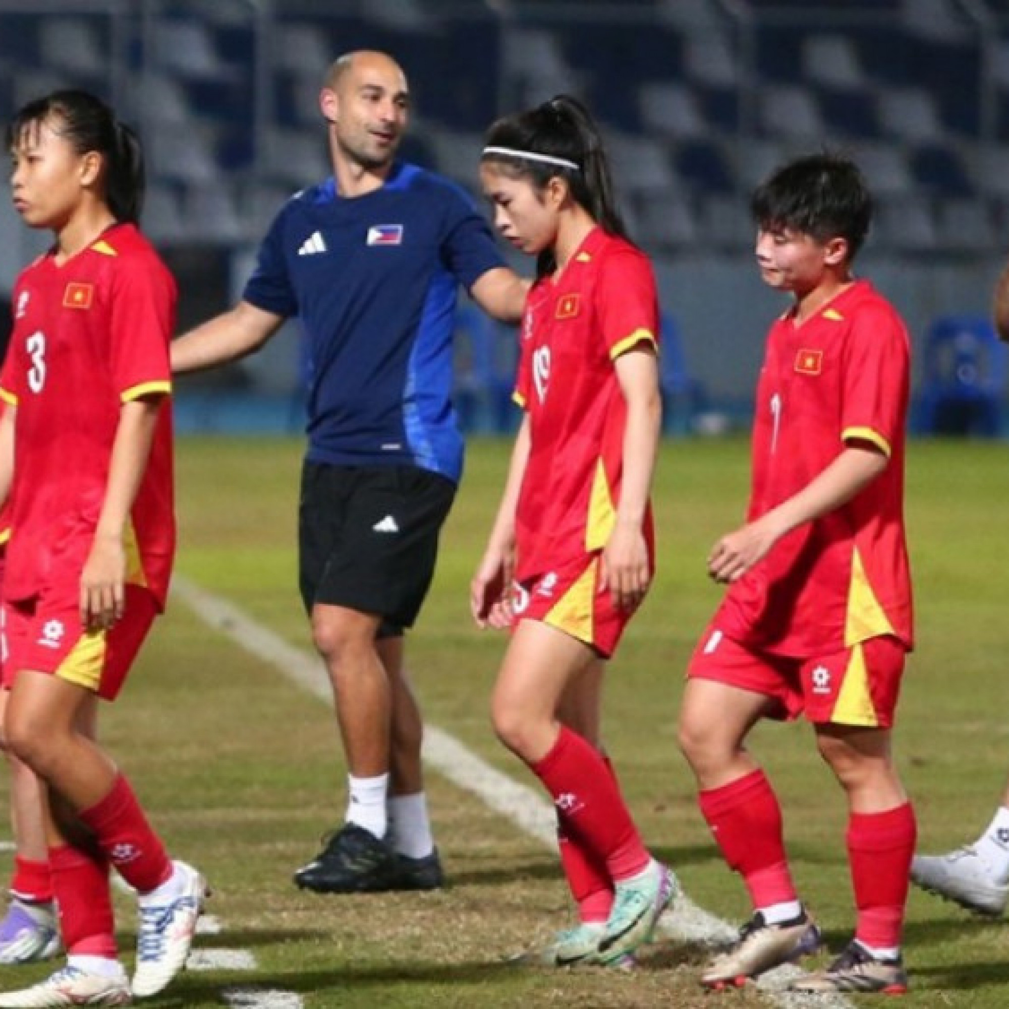  - Tuyển nữ Việt Nam mất “oan” quả phạt đền, hot girl Thanh Ngã “chết lặng” sau trận thua Philippines