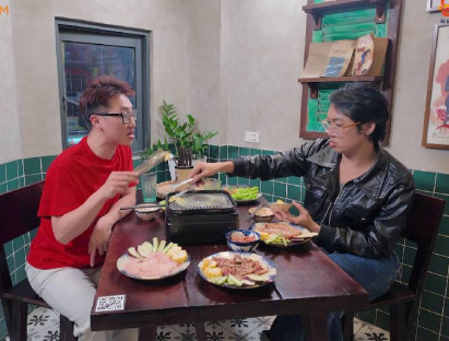 Lâm Nguyễn và Năm Chà khám phá quán nướng hoài cổ trong Tập 33 Quán ăn hạnh phúc