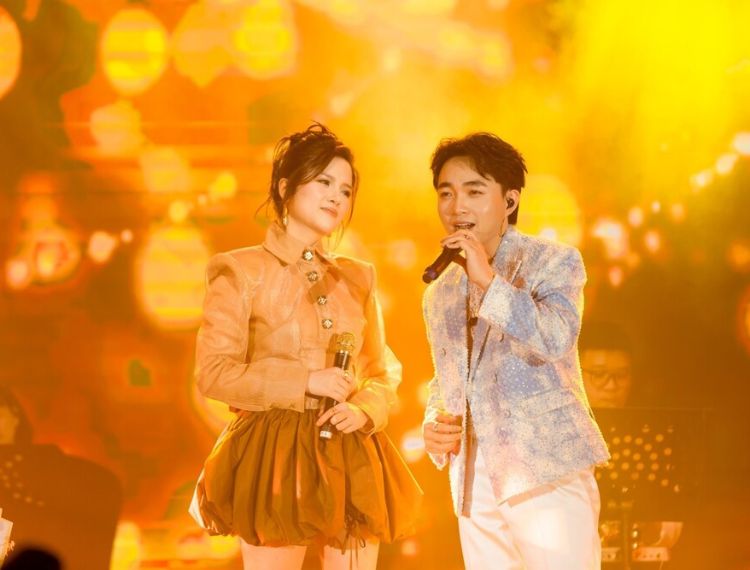 Ca sĩ – Hoa hậu Hoàng Thủy thăng hoa cảm xúc, chinh phục khán giả Hà Nội trong đêm nhạc 