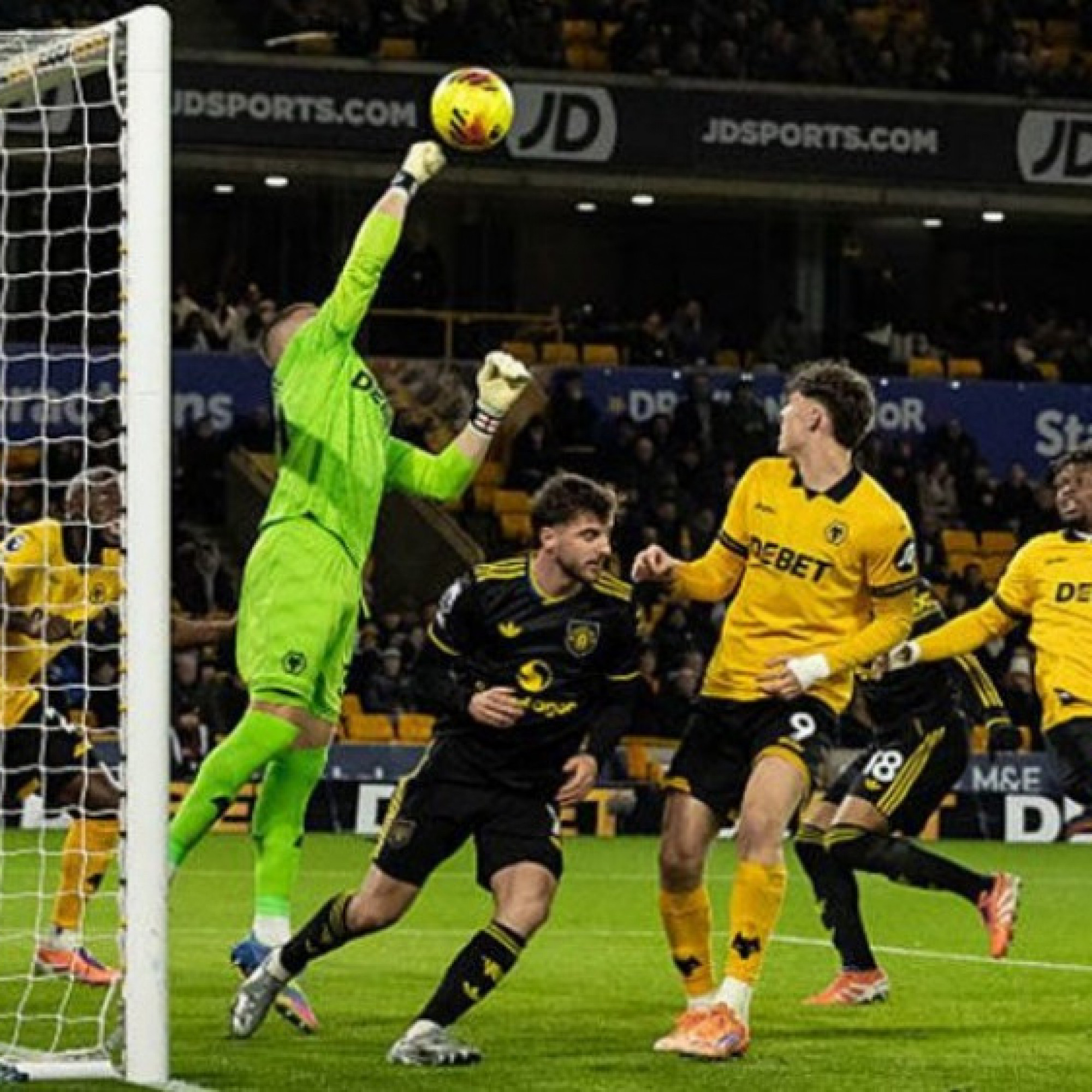  - Kết quả bóng đá Wolves - MU: "Nã đạn" hiệp 2, lần đầu thắng đậm 3 bàn (Ngoại hạng Anh)