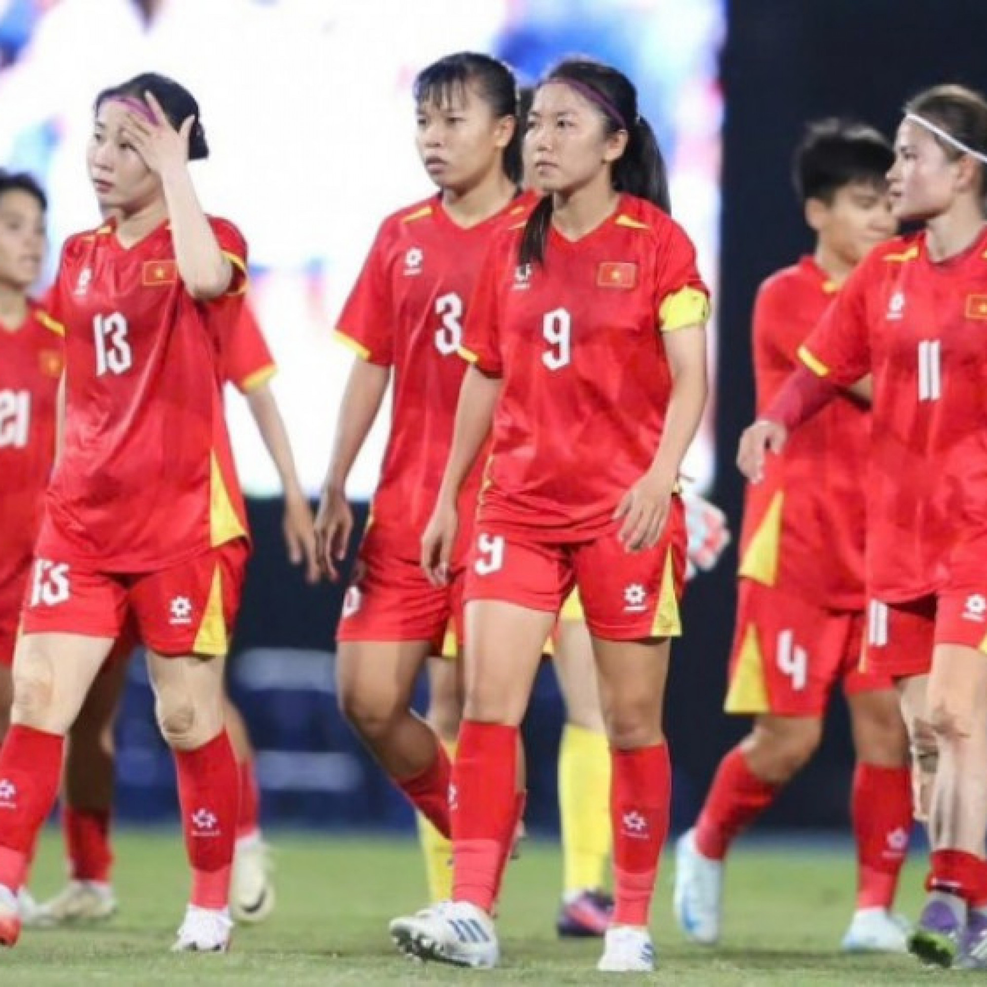  - ĐT nữ Việt Nam đi 40km mới có sân tập, thực phẩm chưa đảm bảo vẫn quyết thắng Myanmar