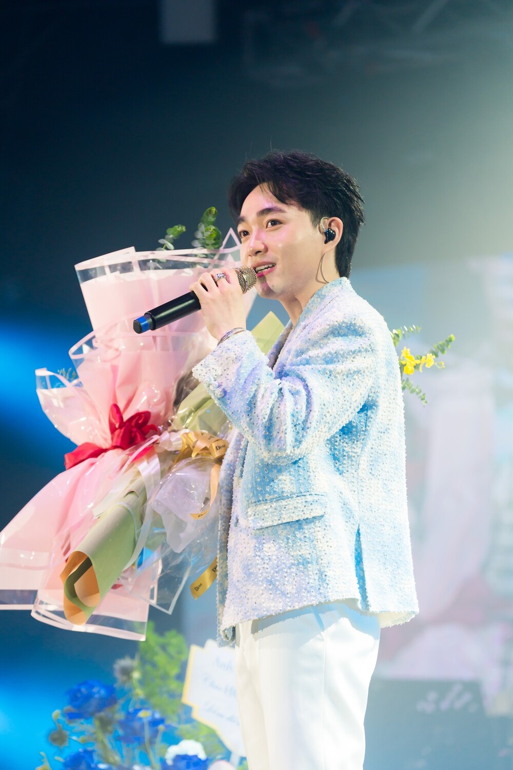 Ca sĩ – Hoa hậu Hoàng Thủy thăng hoa cảm xúc, chinh phục khán giả Hà Nội trong đêm nhạc "Chờ Đông" - 1