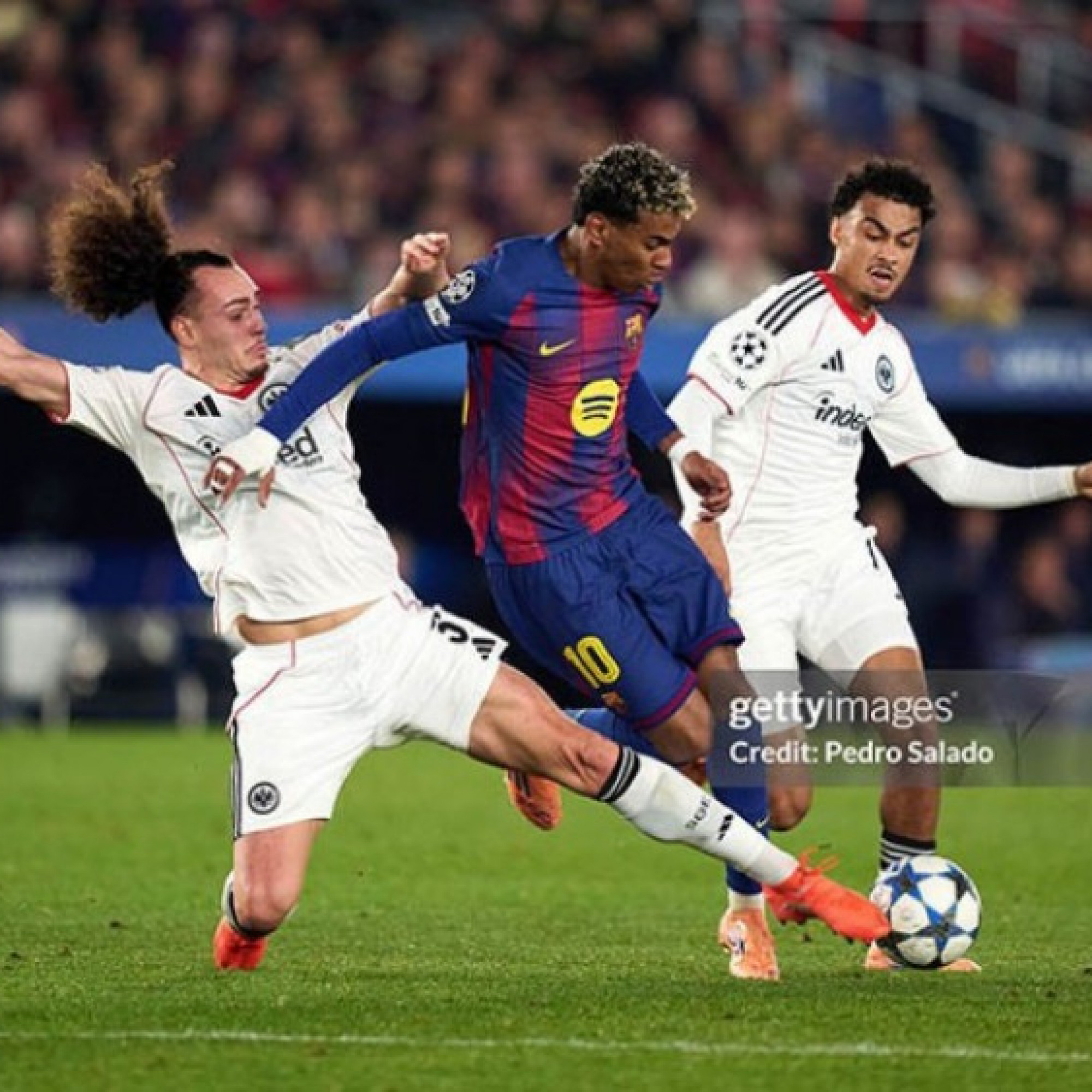  - Video bóng đá Barcelona - Eintracht Frankfurt: Đòn đau choáng váng (Cúp C1)