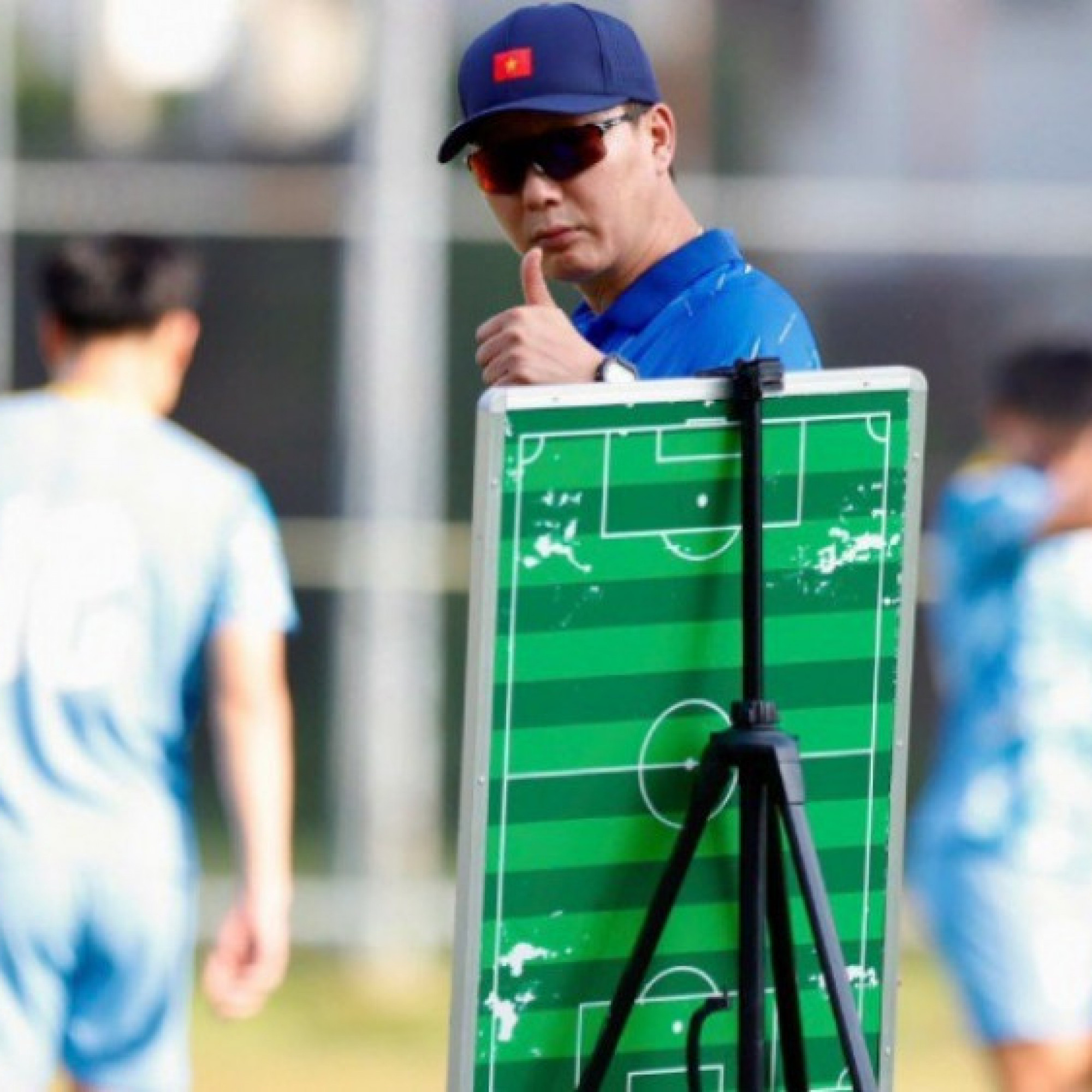  - Thầy Kim mang sa bàn ra sân họp khẩn, bày kế giúp U22 Việt Nam hạ Malaysia