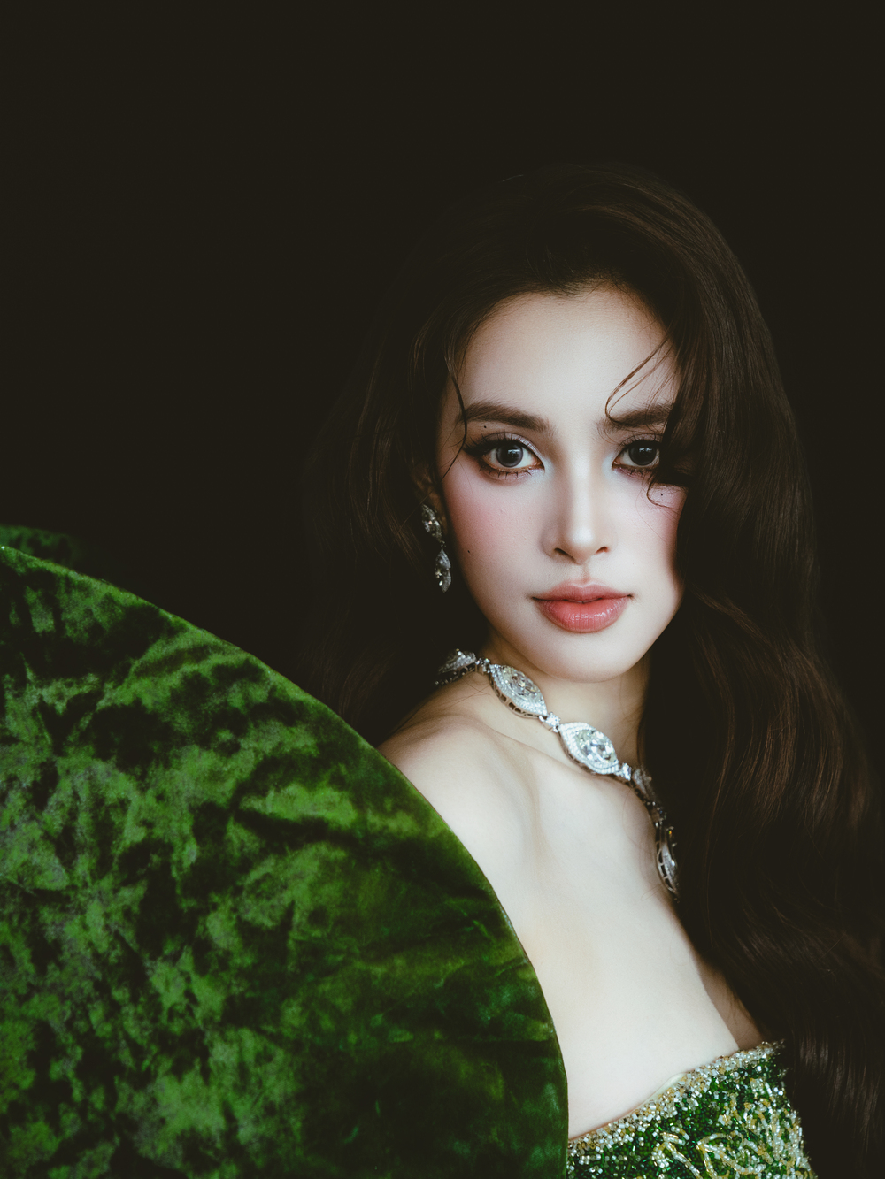 Hoa hậu Tiểu Vy và diễn viên Quốc Trường “lột xác” trong phim "Ốc mượn hồn" - 2