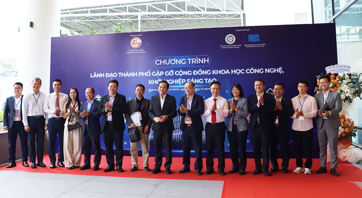 Bí thư TP.HCM: Phát triển khoa học công nghệ là nhiệm vụ bắt buộc - 1